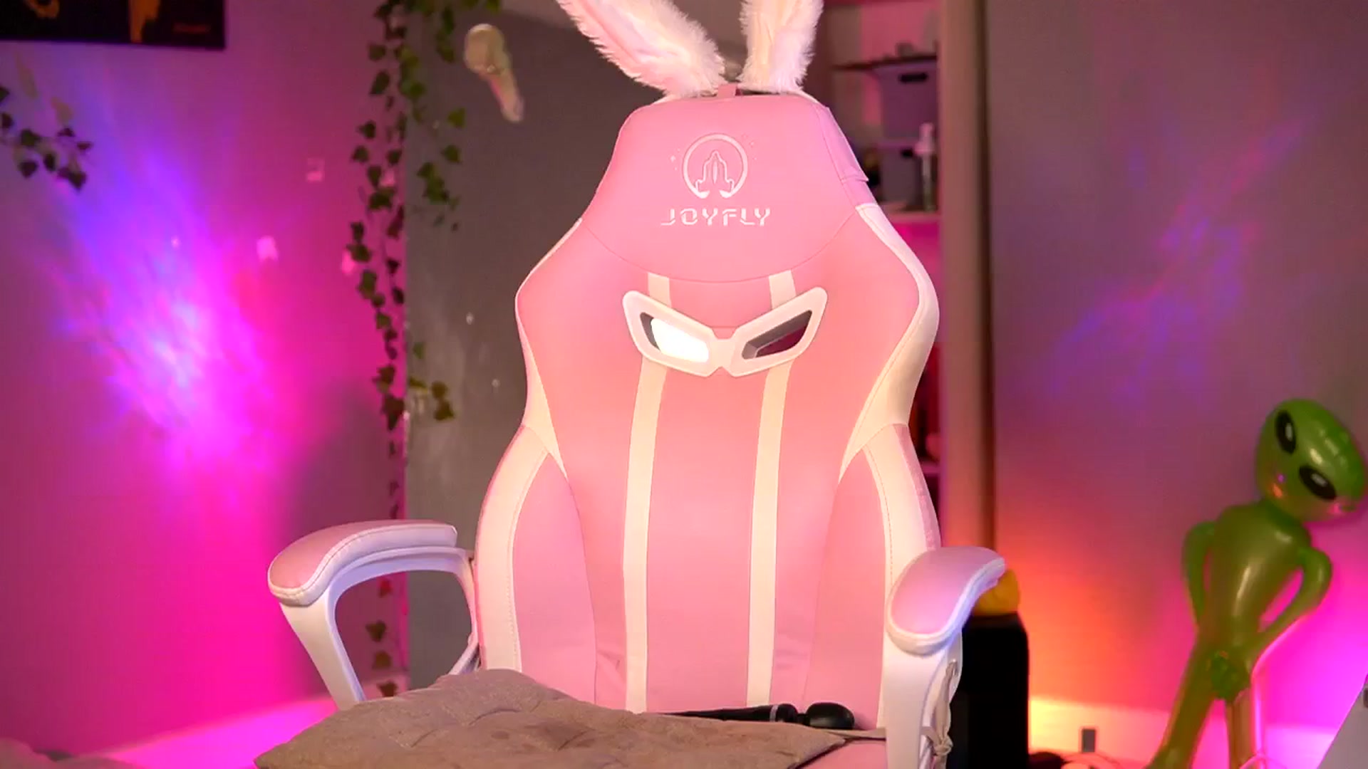 Gallery image thumbnail from Alieness_Ivy's myfreecams stream on, 09/03/2024, 03:11 image 15 of 20