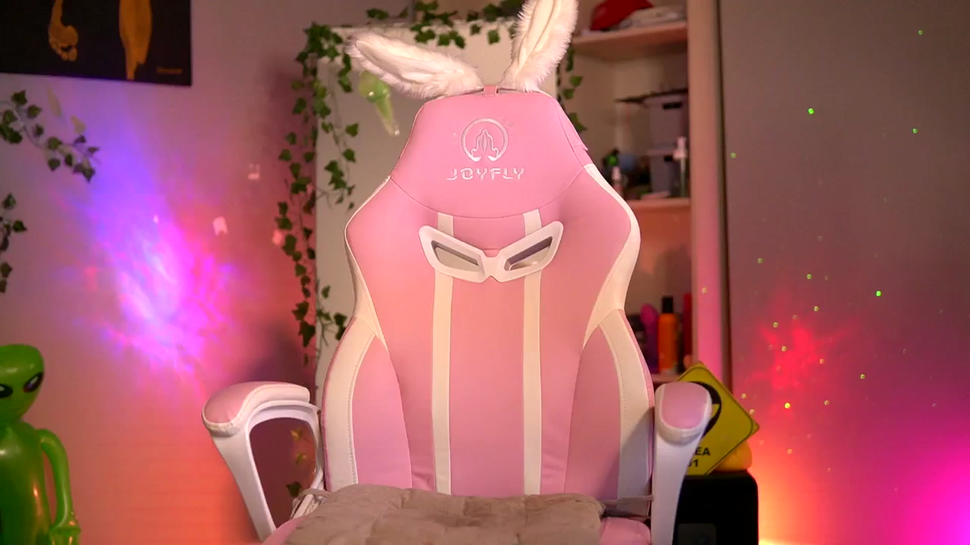 Gallery image thumbnail from Alieness_Ivy's myfreecams stream on, 09/10/2024, 04:15 image 10 of 20