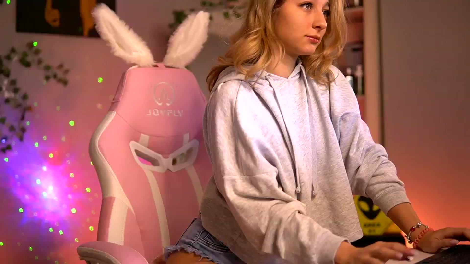Gallery image thumbnail from Alieness_Ivy's myfreecams stream on, 09/28/2024, 24:00 image 2 of 20
