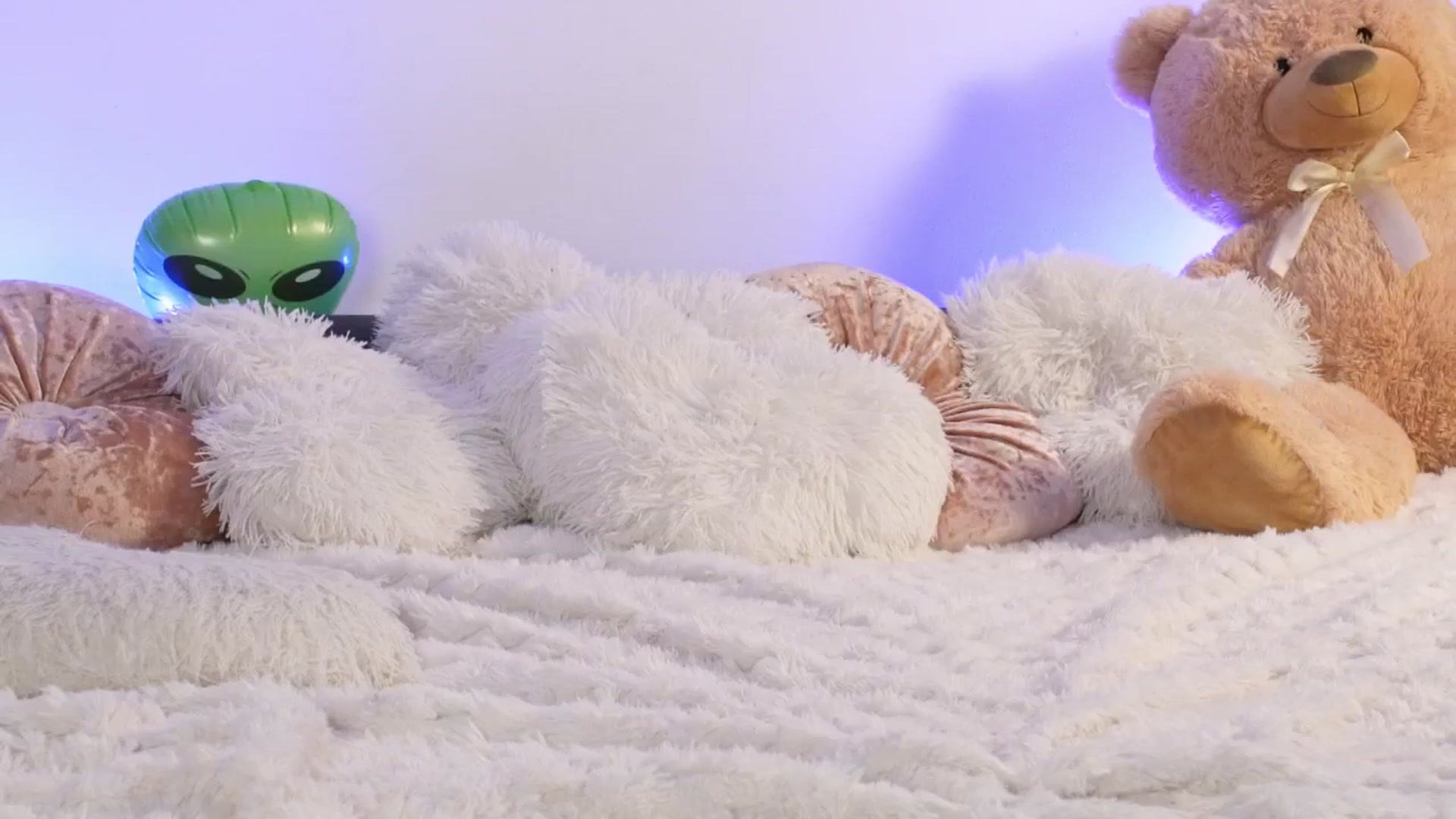 Gallery image thumbnail from Alienkittyy's myfreecams stream on, 10/18/2025, 19:44 image 14 of 20
