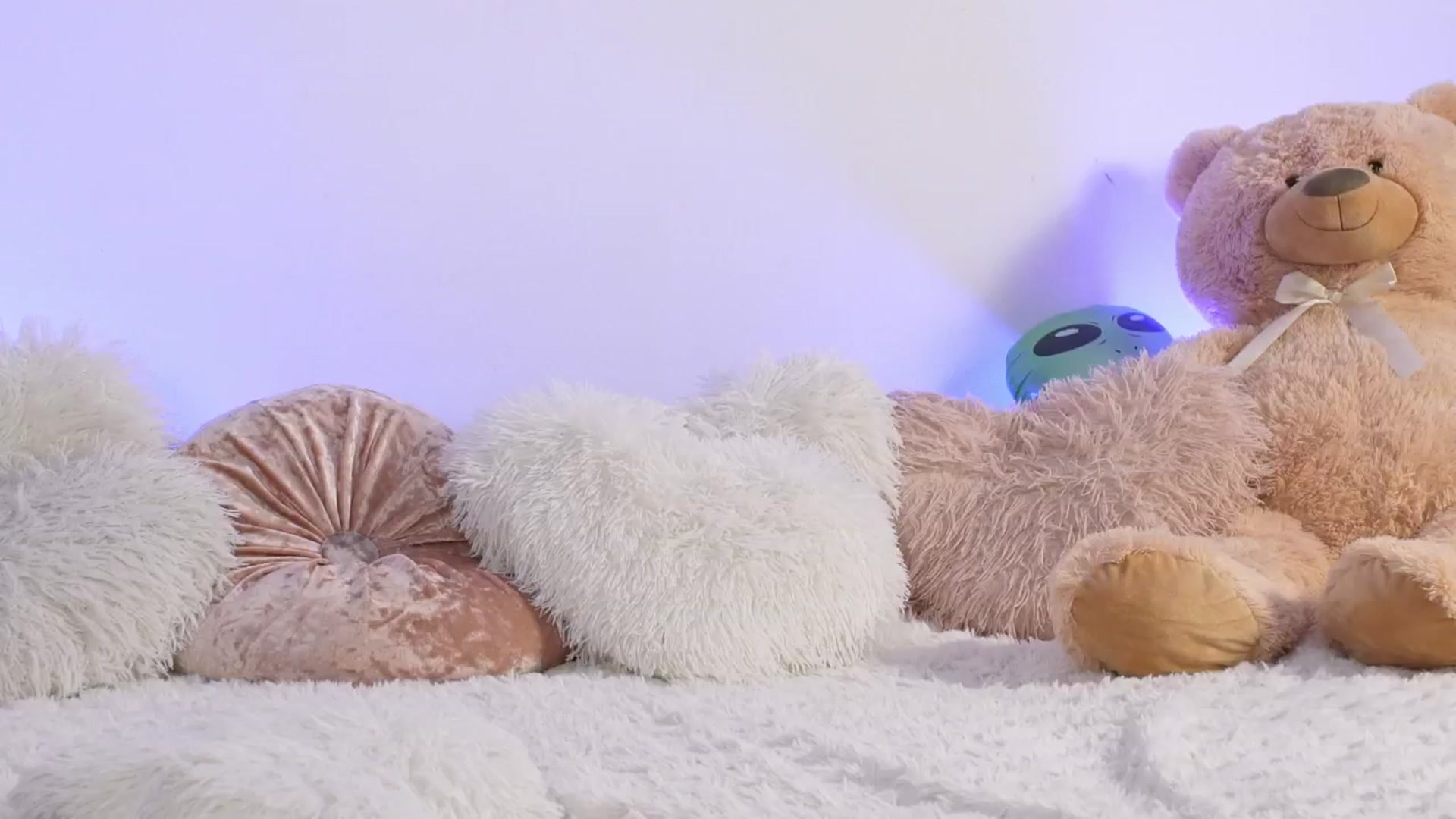 Gallery image thumbnail from Alienkittyy's myfreecams stream on, 11/18/2025, 19:35 image 17 of 20