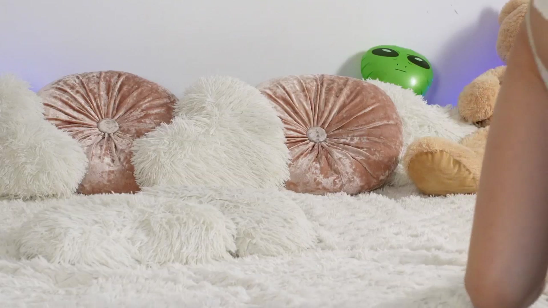 Gallery image thumbnail from Alienkittyy's myfreecams stream on, 11/27/2025, 19:44 image 13 of 20