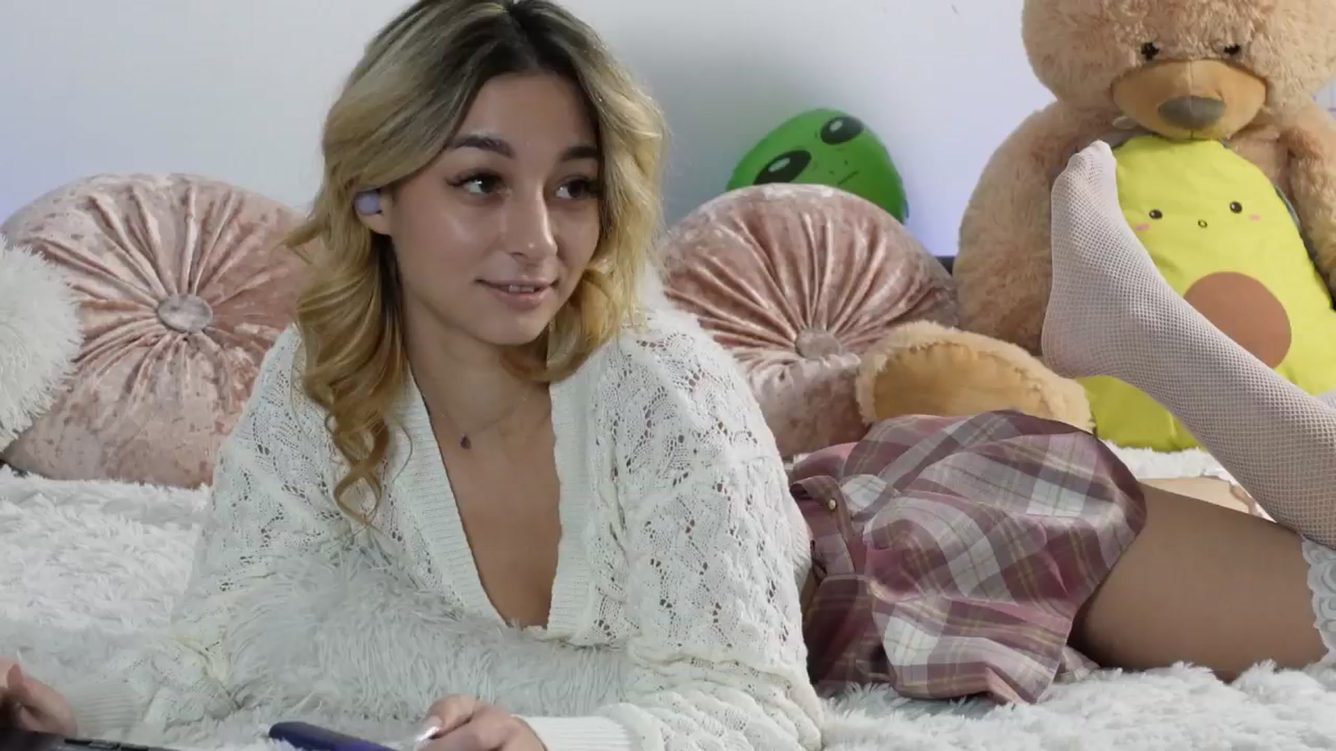 Gallery image thumbnail from Alienkittyy's myfreecams stream on, 12/08/2025, 24:06 image 6 of 20
