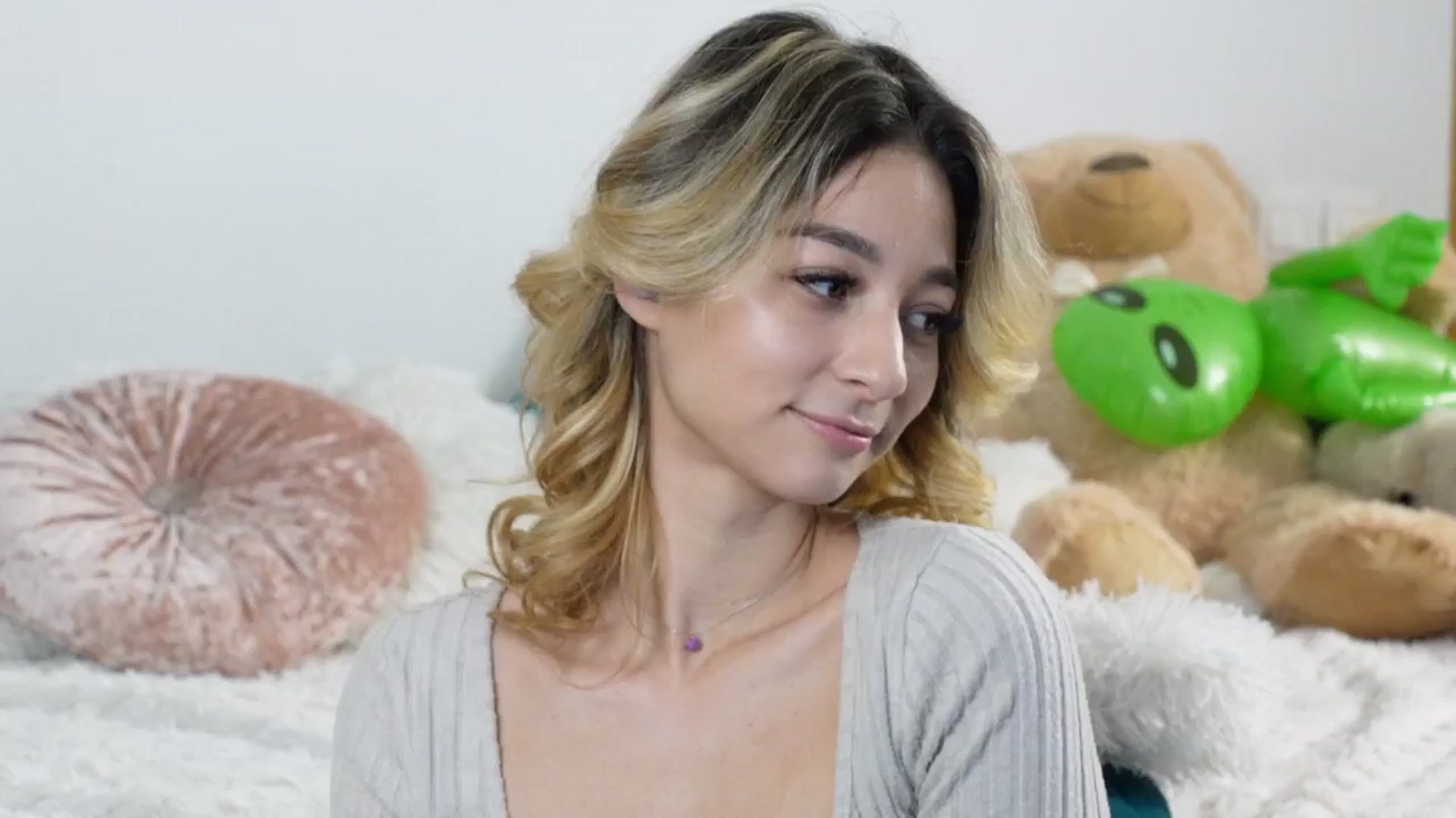 Gallery image thumbnail from Alienkittyy's myfreecams stream on, 01/09/2026, 09:13 image 3 of 20