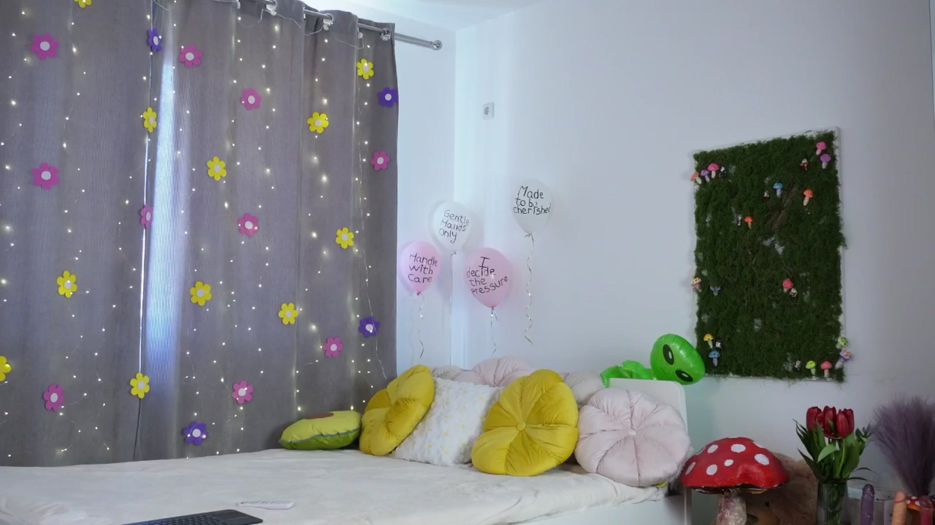 Gallery image thumbnail from Alienkittyy's myfreecams stream on, 03/10/2026, 12:13 image 9 of 20