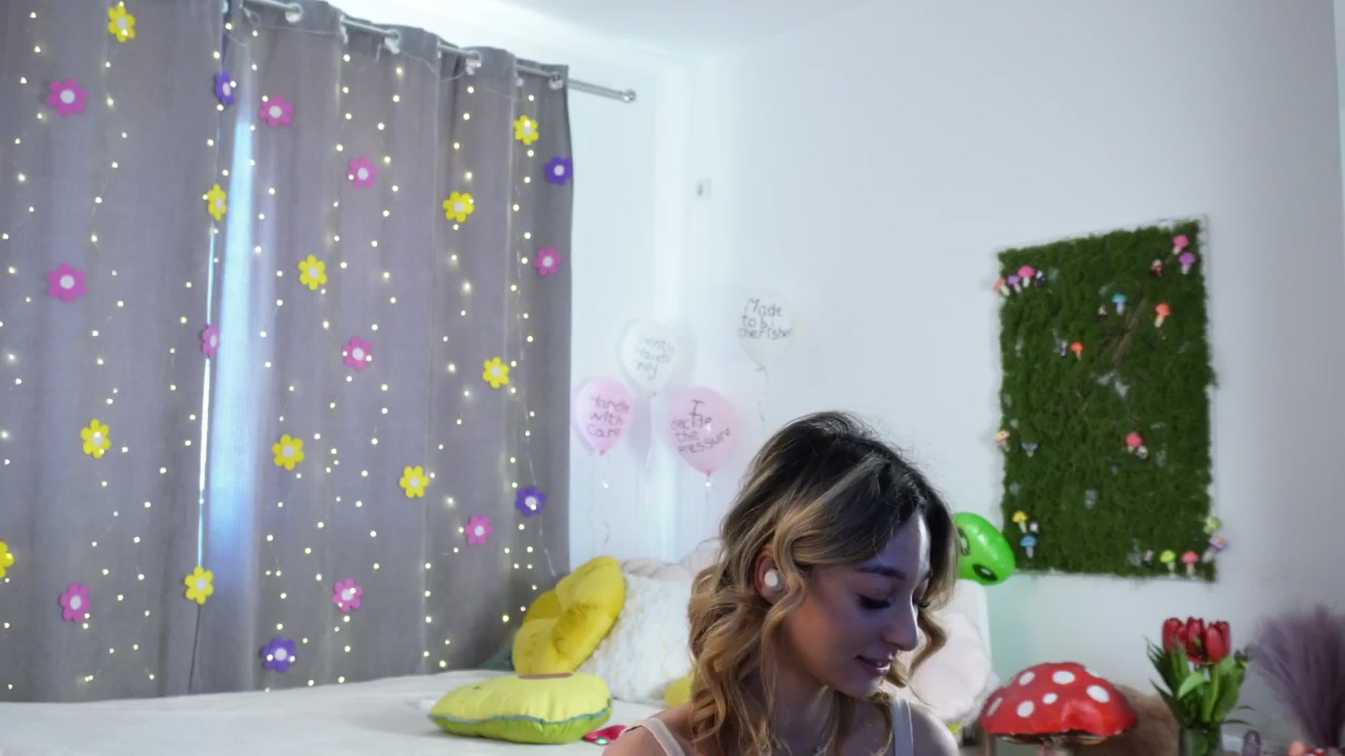 Gallery image thumbnail from Alienkittyy's myfreecams stream on, 03/10/2026, 12:13 image 2 of 20