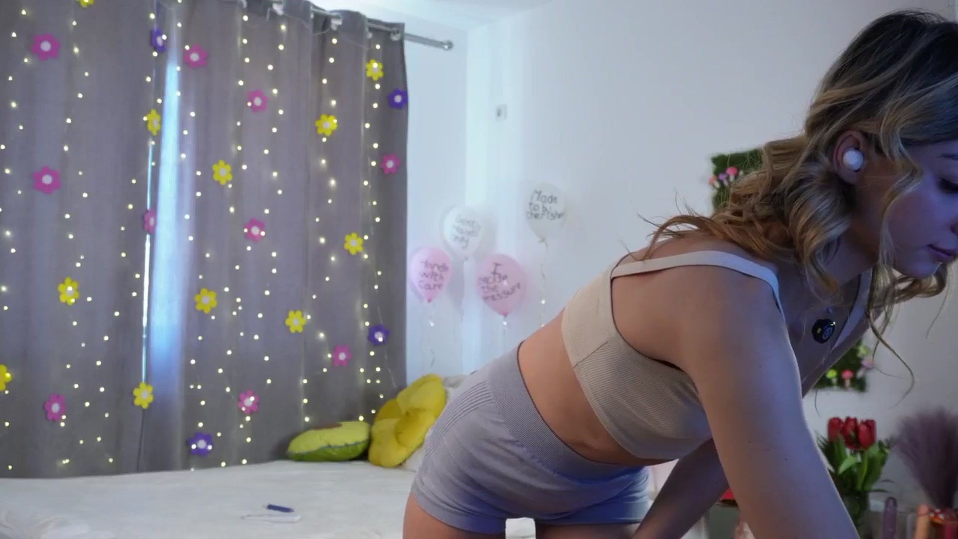 Gallery image thumbnail from Alienkittyy's myfreecams stream on, 03/10/2026, 12:13 image 7 of 20