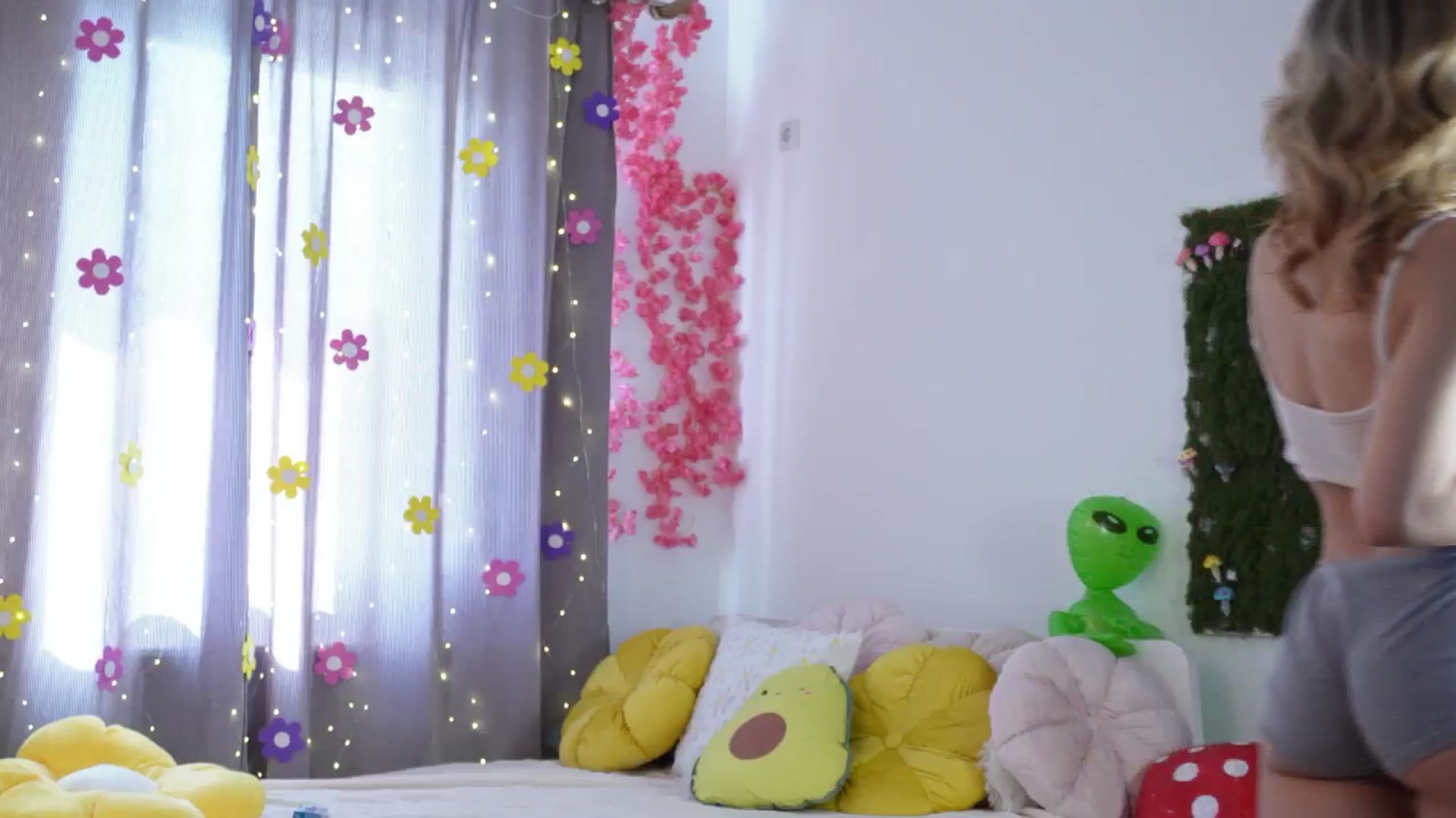 Gallery image thumbnail from Alienkittyy's myfreecams stream on, 03/21/2026, 09:50 image 2 of 20