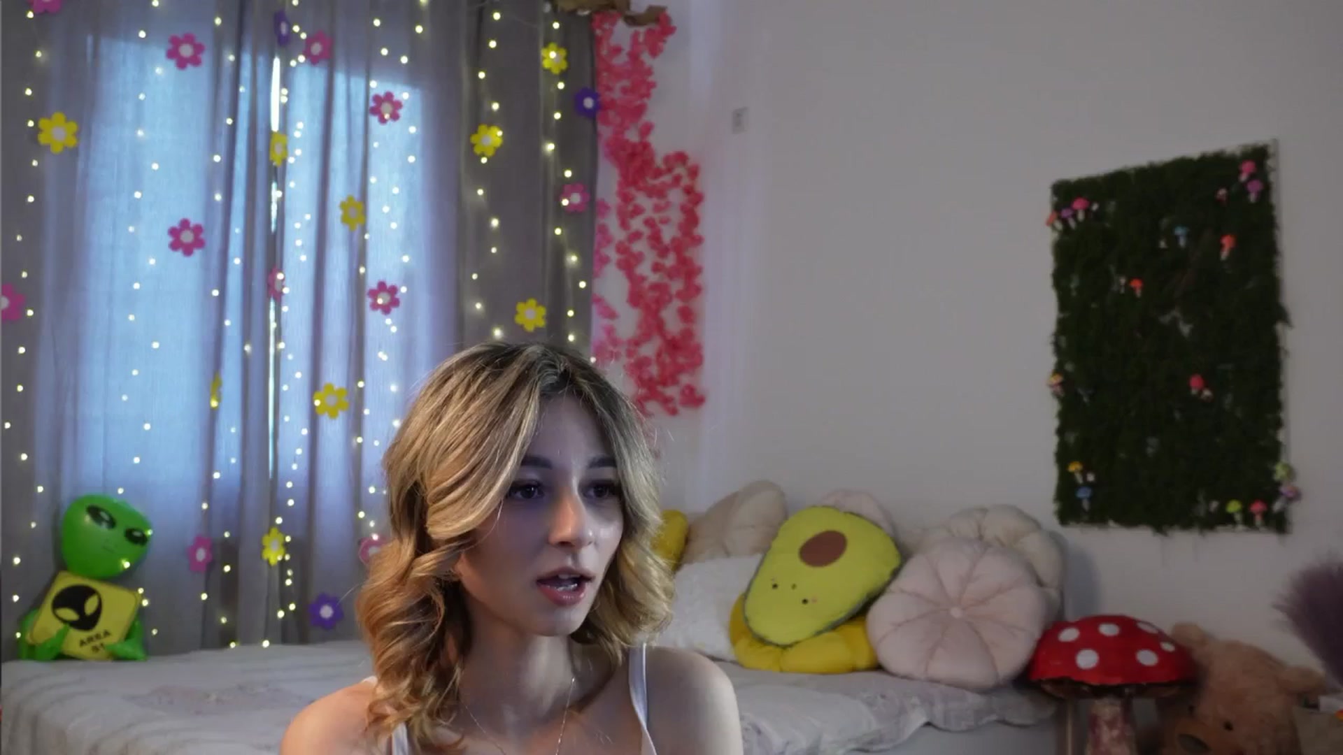 Gallery image thumbnail from Alienkittyy's myfreecams stream on, 03/30/2026, 12:12 image 17 of 20