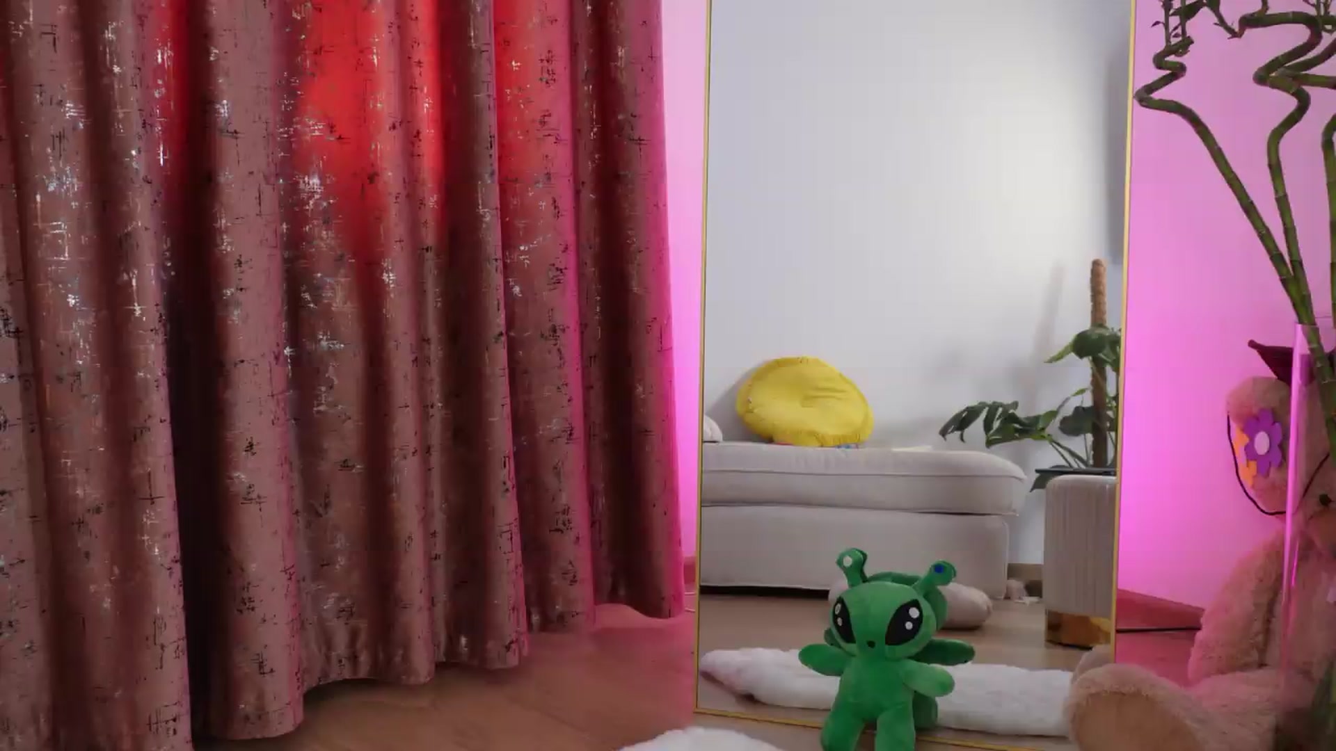 Gallery image thumbnail from Alienkittyy's myfreecams stream on, 08/04/2026, 08:15 image 20 of 20