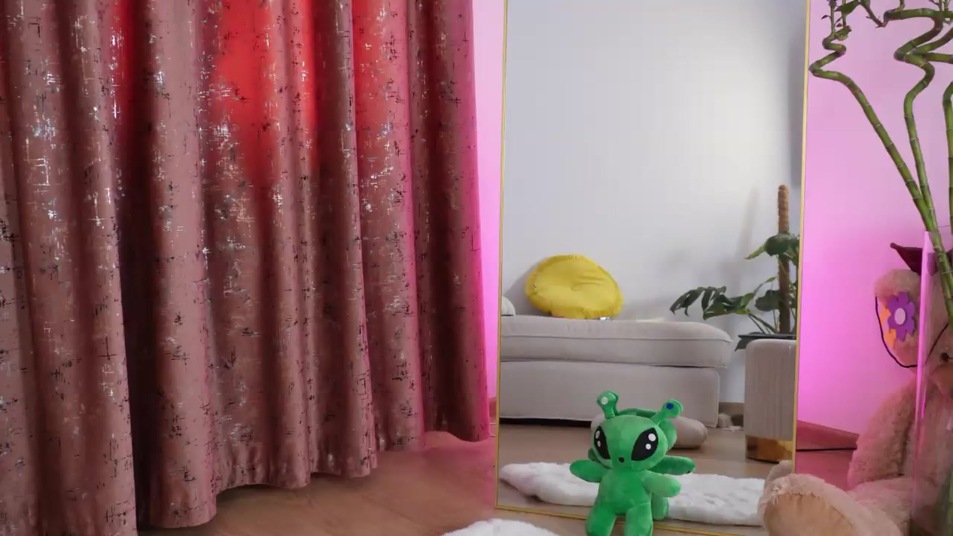 Gallery image thumbnail from Alienkittyy's myfreecams stream on, 08/04/2026, 08:15 image 19 of 20