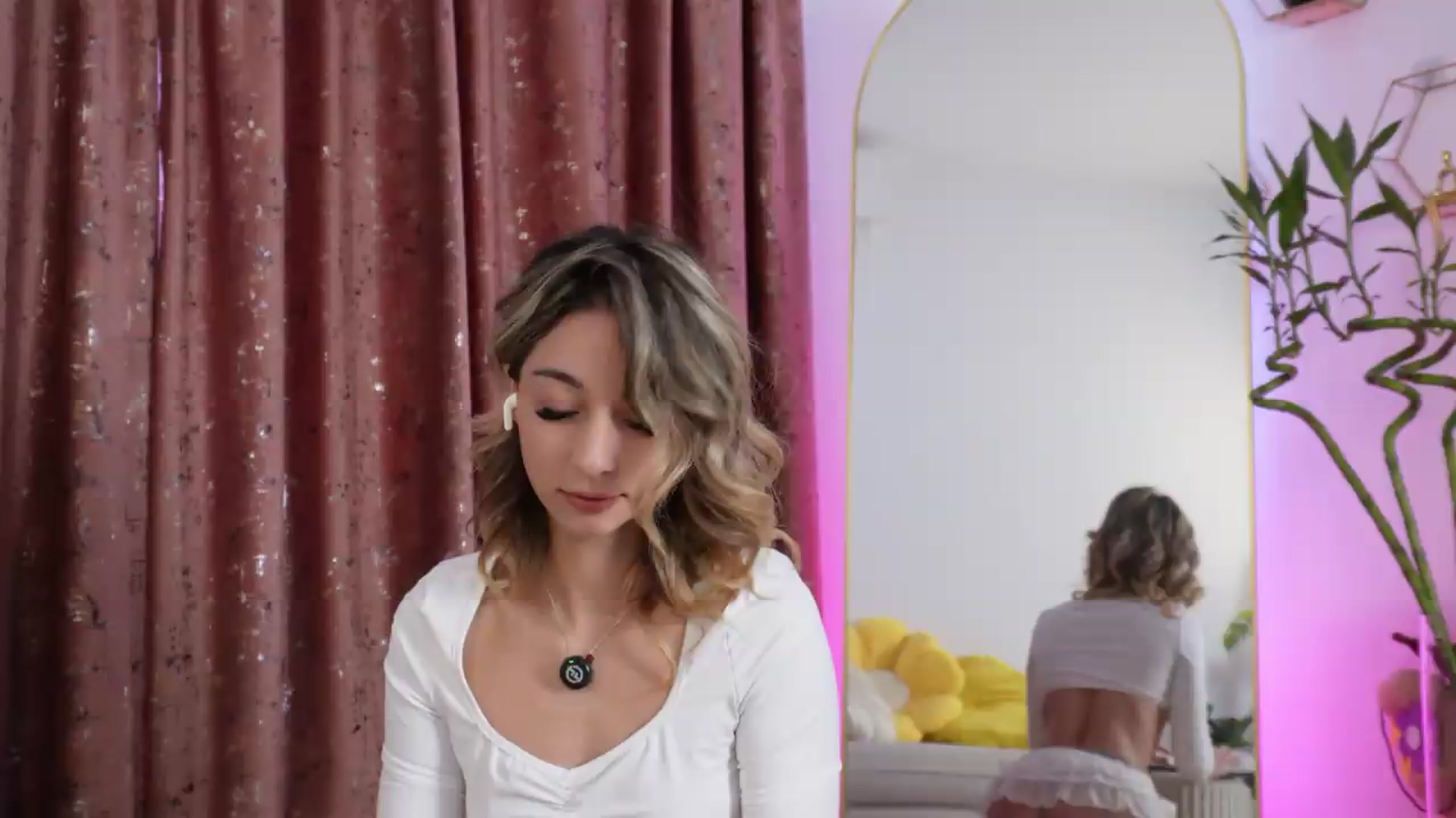 Gallery image thumbnail from Alienkittyy's myfreecams stream on, 08/10/2026, 11:41 image 9 of 20
