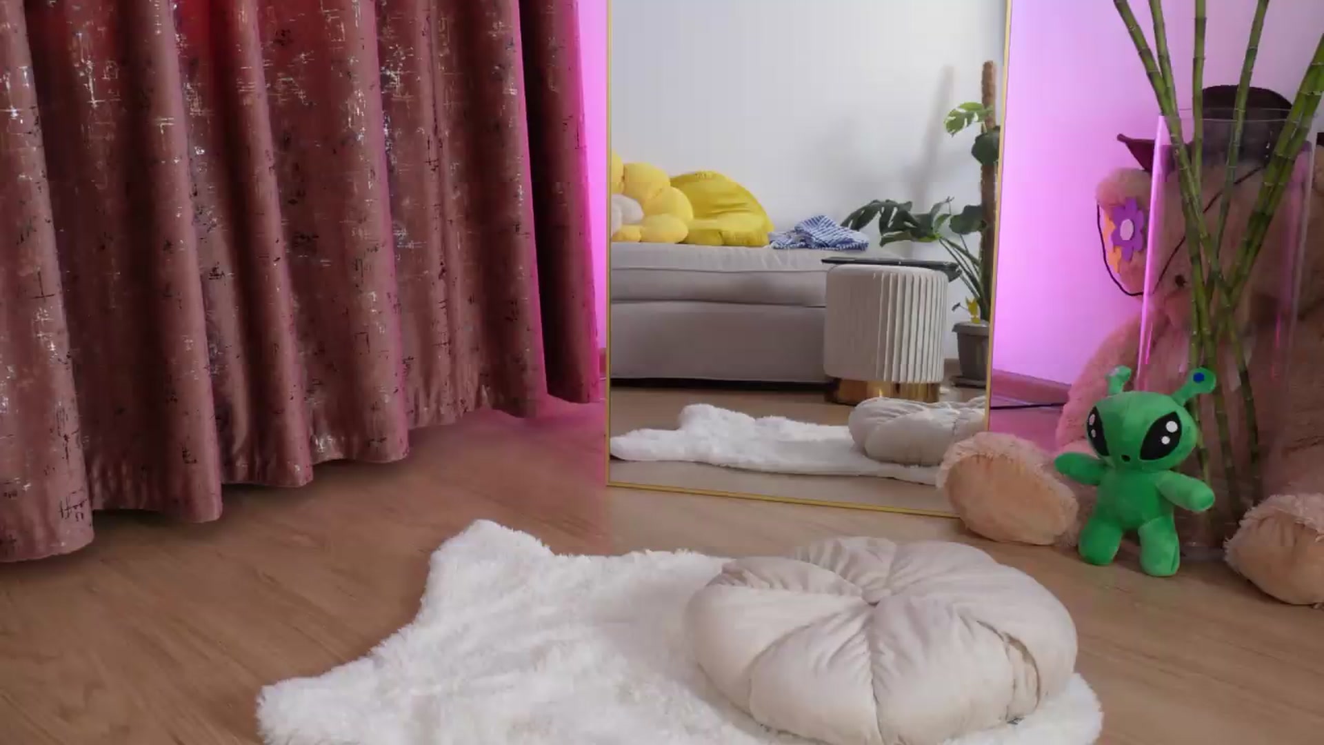 Gallery image thumbnail from Alienkittyy's myfreecams stream on, 08/12/2026, 10:36 image 2 of 20