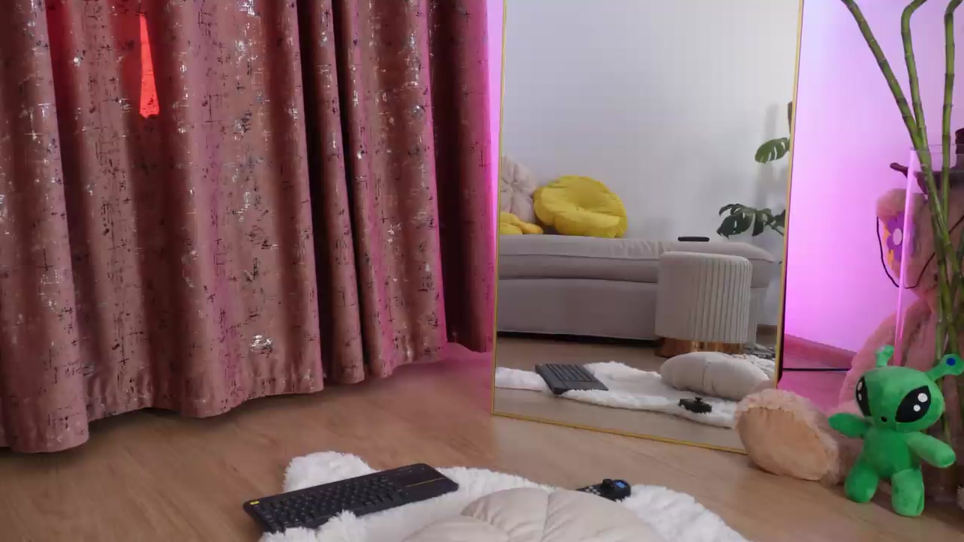 Gallery image thumbnail from Alienkittyy's myfreecams stream on, 08/21/2026, 10:29 image 7 of 20