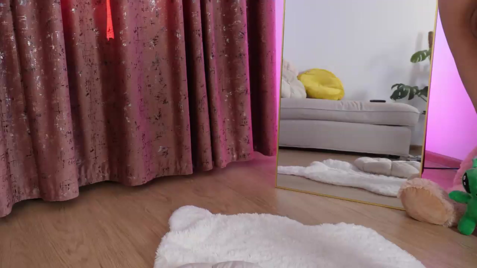 Gallery image thumbnail from Alienkittyy's myfreecams stream on, 08/21/2026, 10:29 image 2 of 20
