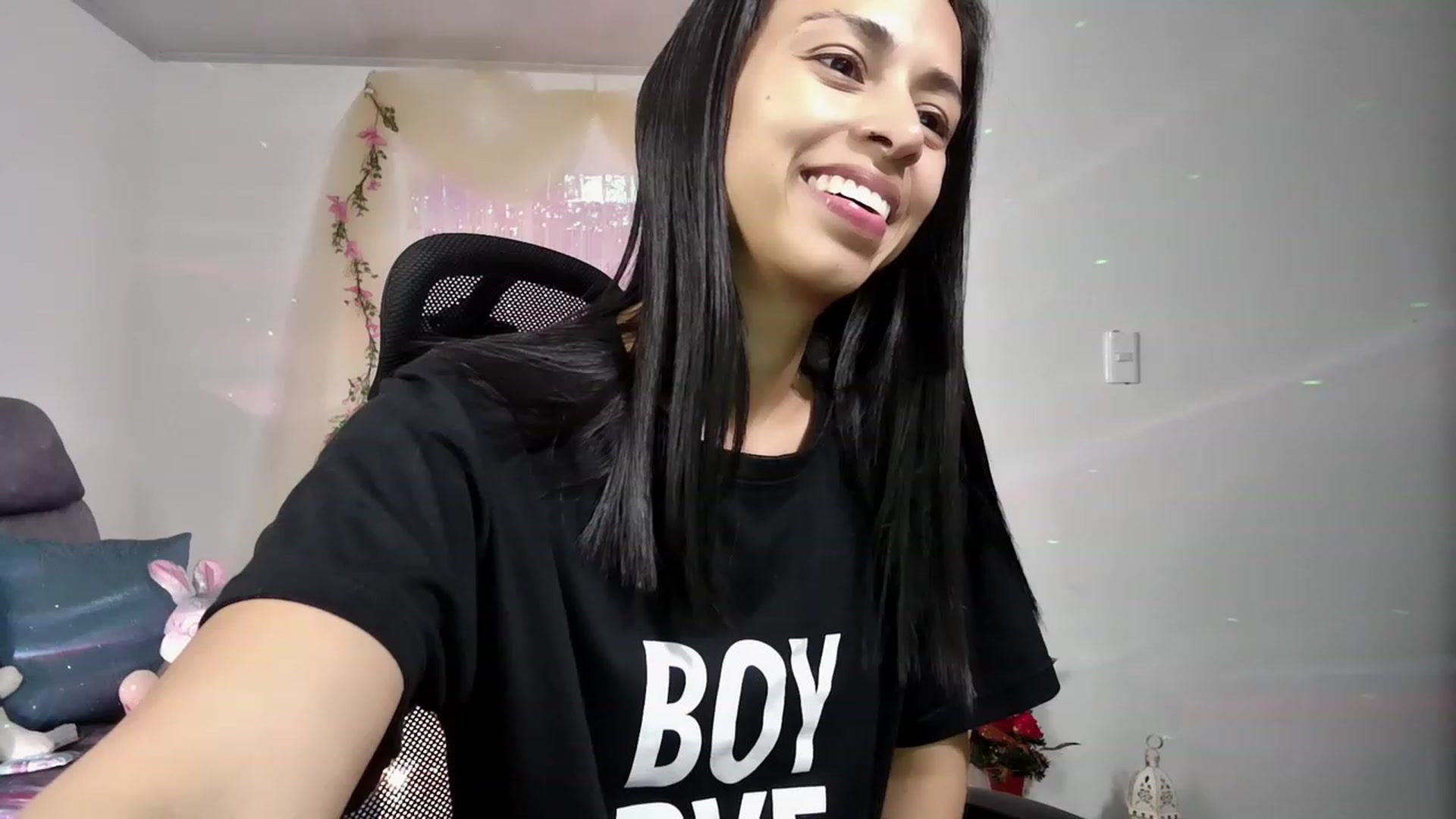 Gallery image thumbnail from Aliicia's myfreecams stream on, 12/20/2022, 01:04 image 19 of 20