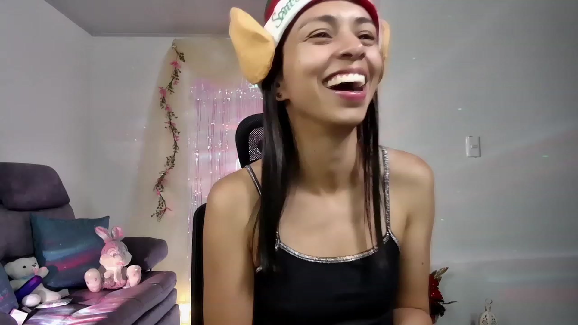 Gallery image thumbnail from Aliicia's myfreecams stream on, 12/20/2022, 01:04 image 1 of 20