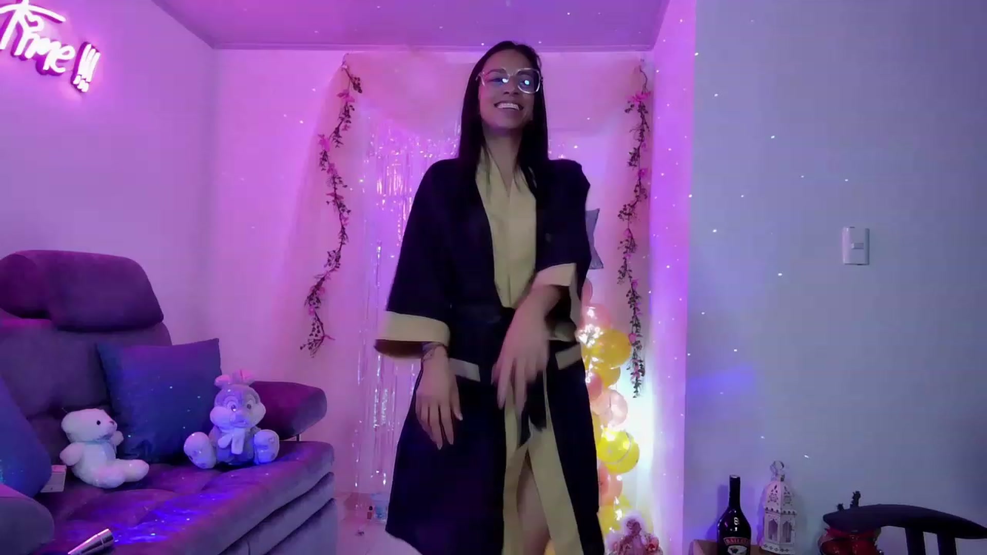 Gallery image thumbnail from Aliicia's myfreecams stream on, 12/30/2022, 23:46 image 3 of 20