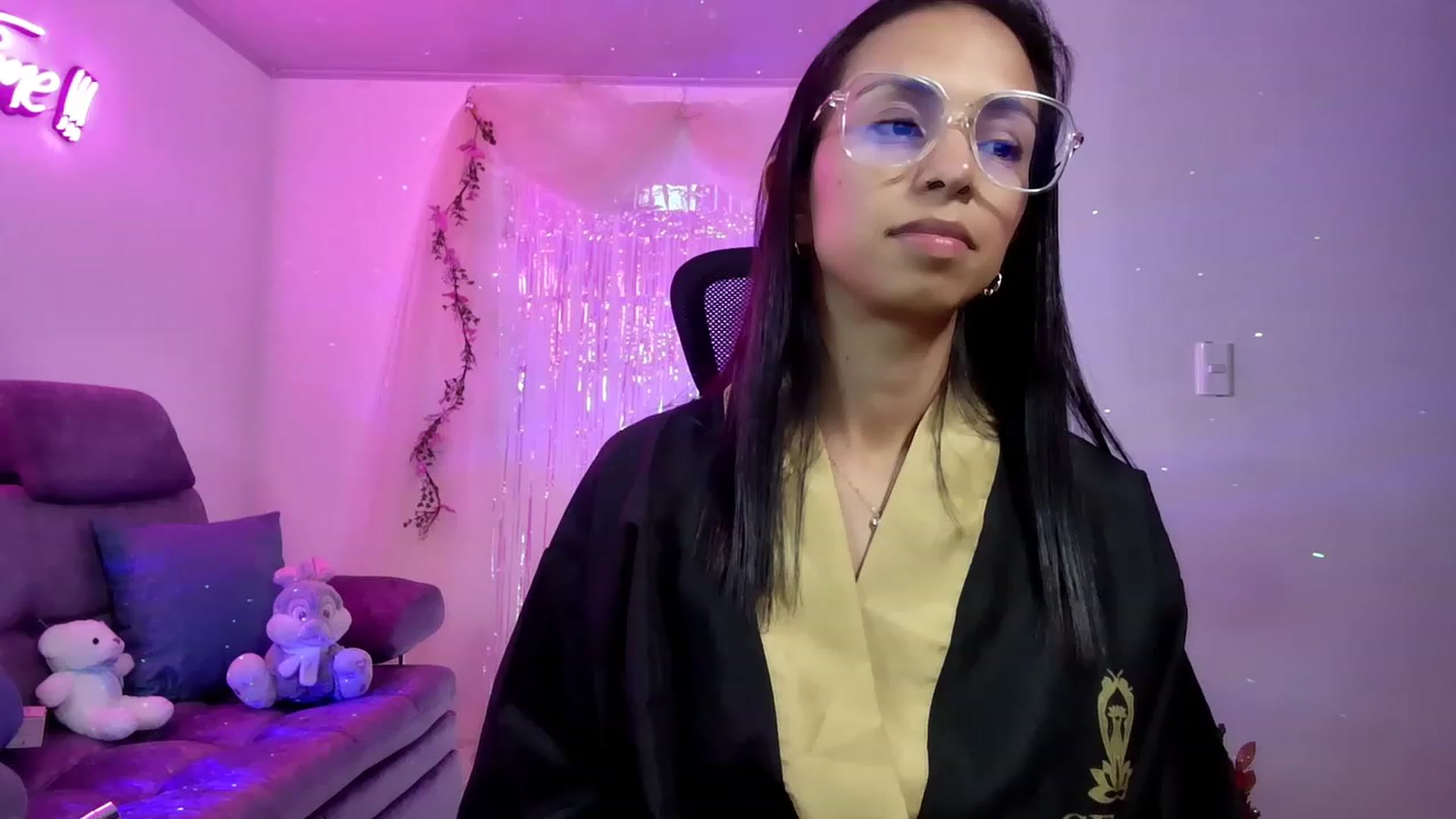 Gallery image thumbnail from Aliicia's myfreecams stream on, 12/30/2022, 23:46 image 6 of 20