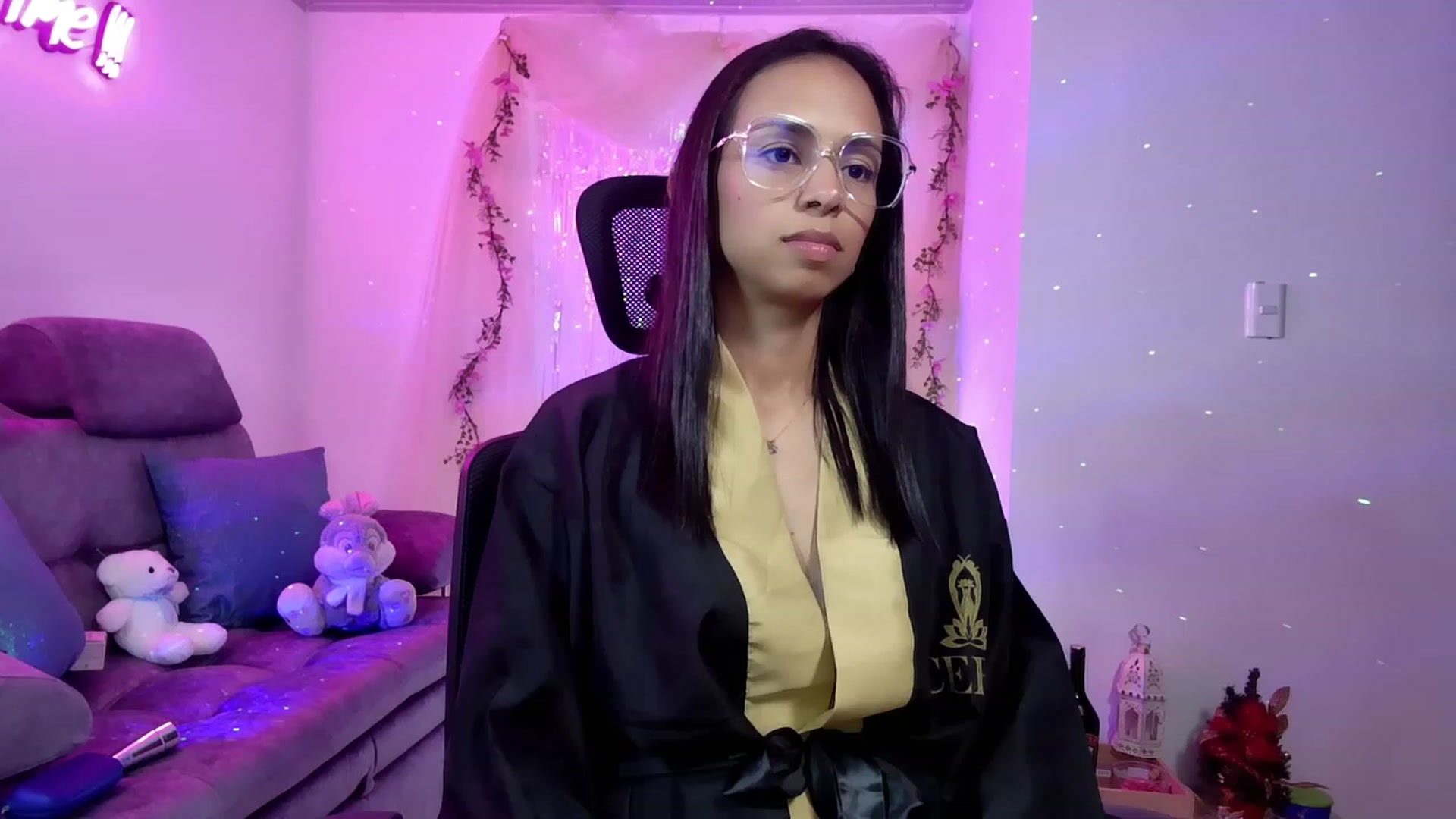 Gallery image thumbnail from Aliicia's myfreecams stream on, 12/30/2022, 23:46 image 2 of 20