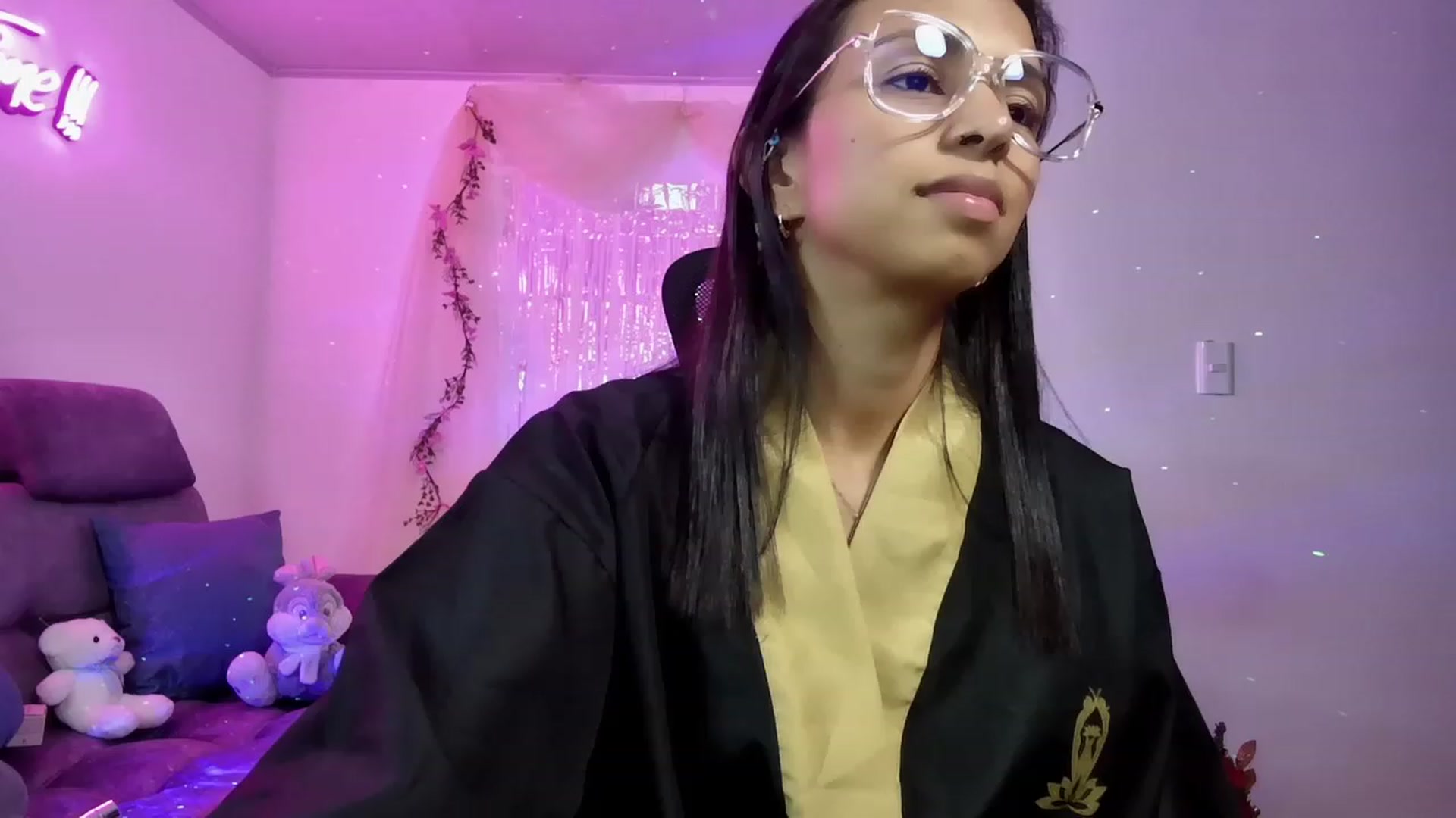 Gallery image thumbnail from Aliicia's myfreecams stream on, 12/30/2022, 23:46 image 5 of 20