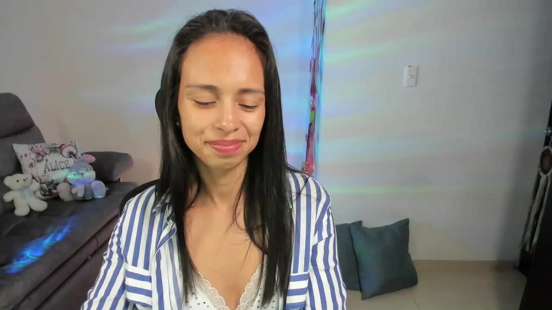 Gallery image thumbnail from Aliicia's myfreecams stream on, 03/13/2023, 23:01 image 14 of 20