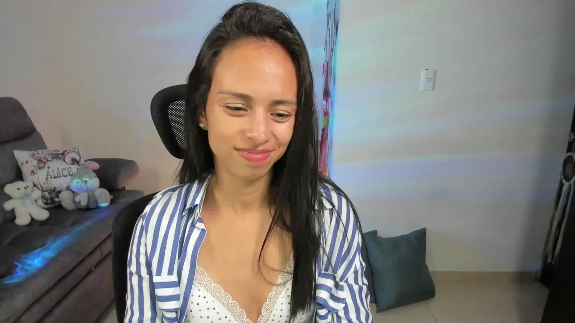 Gallery image thumbnail from Aliicia's myfreecams stream on, 03/13/2023, 23:01 image 18 of 20