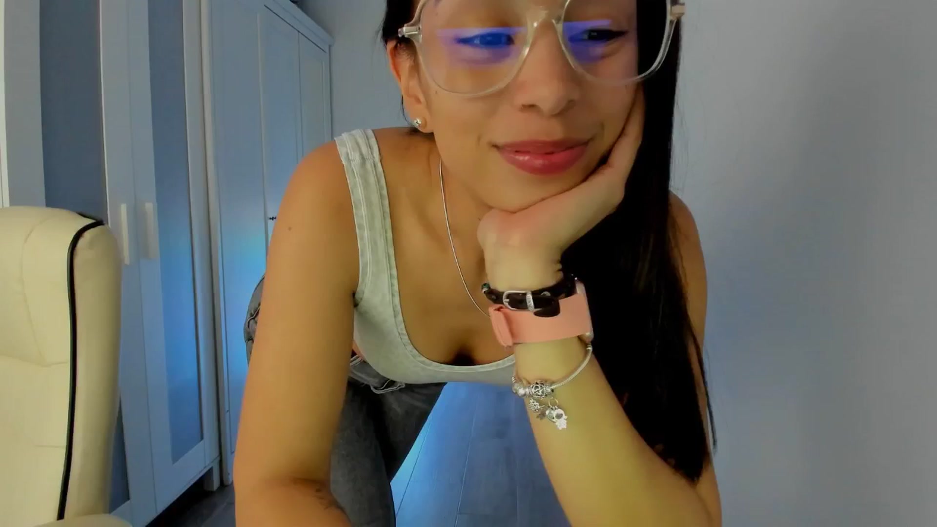 Gallery image thumbnail from Aliicia's myfreecams stream on, 02/20/2025, 17:19 image 4 of 20