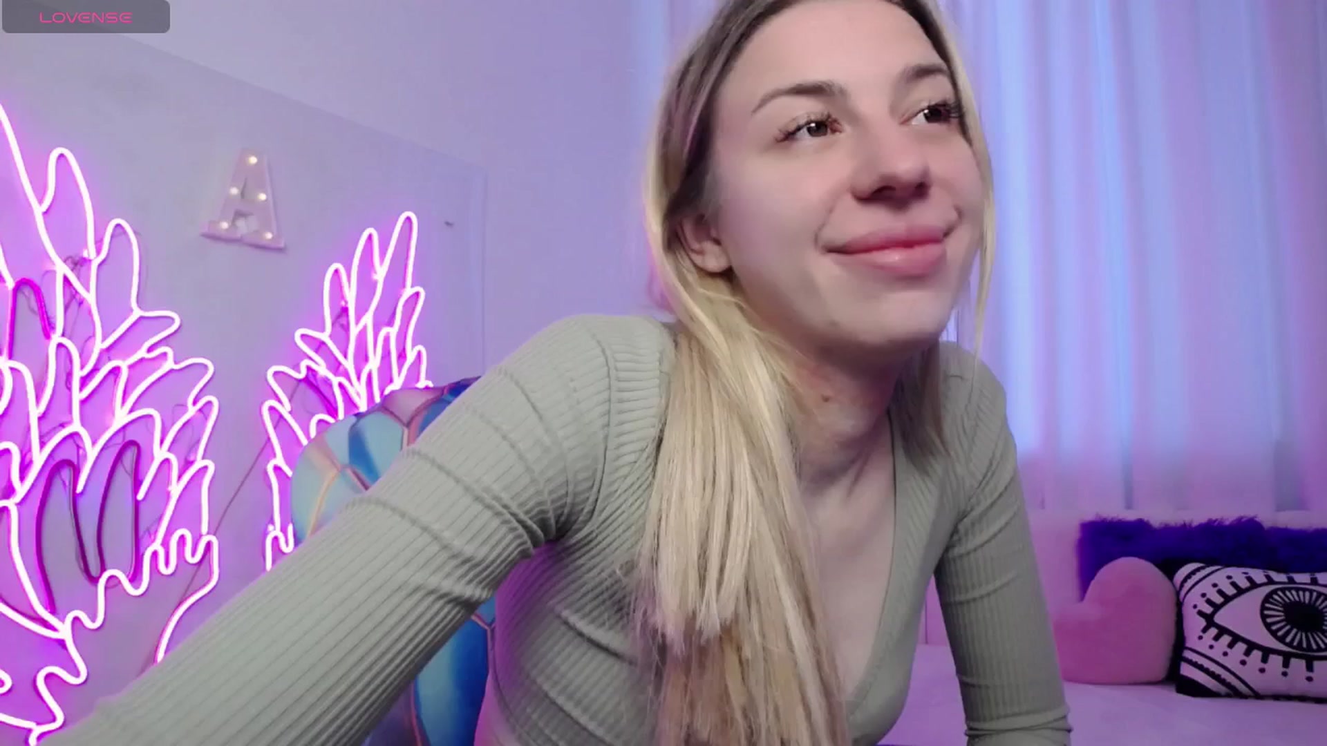 Gallery image thumbnail from AlinaBlank's myfreecams stream on, 08/03/2025, 10:25 image 18 of 20