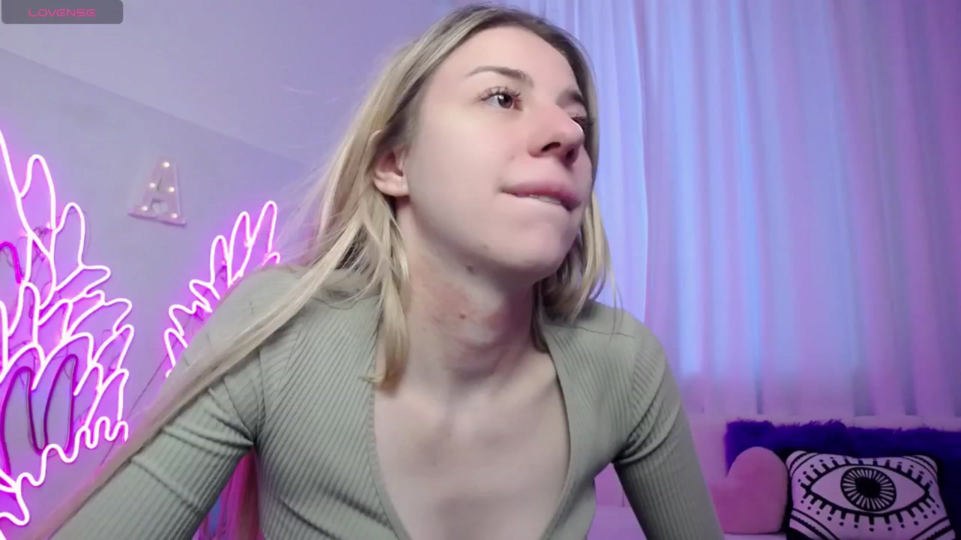 Gallery image thumbnail from AlinaBlank's myfreecams stream on, 08/03/2025, 10:25 image 5 of 20