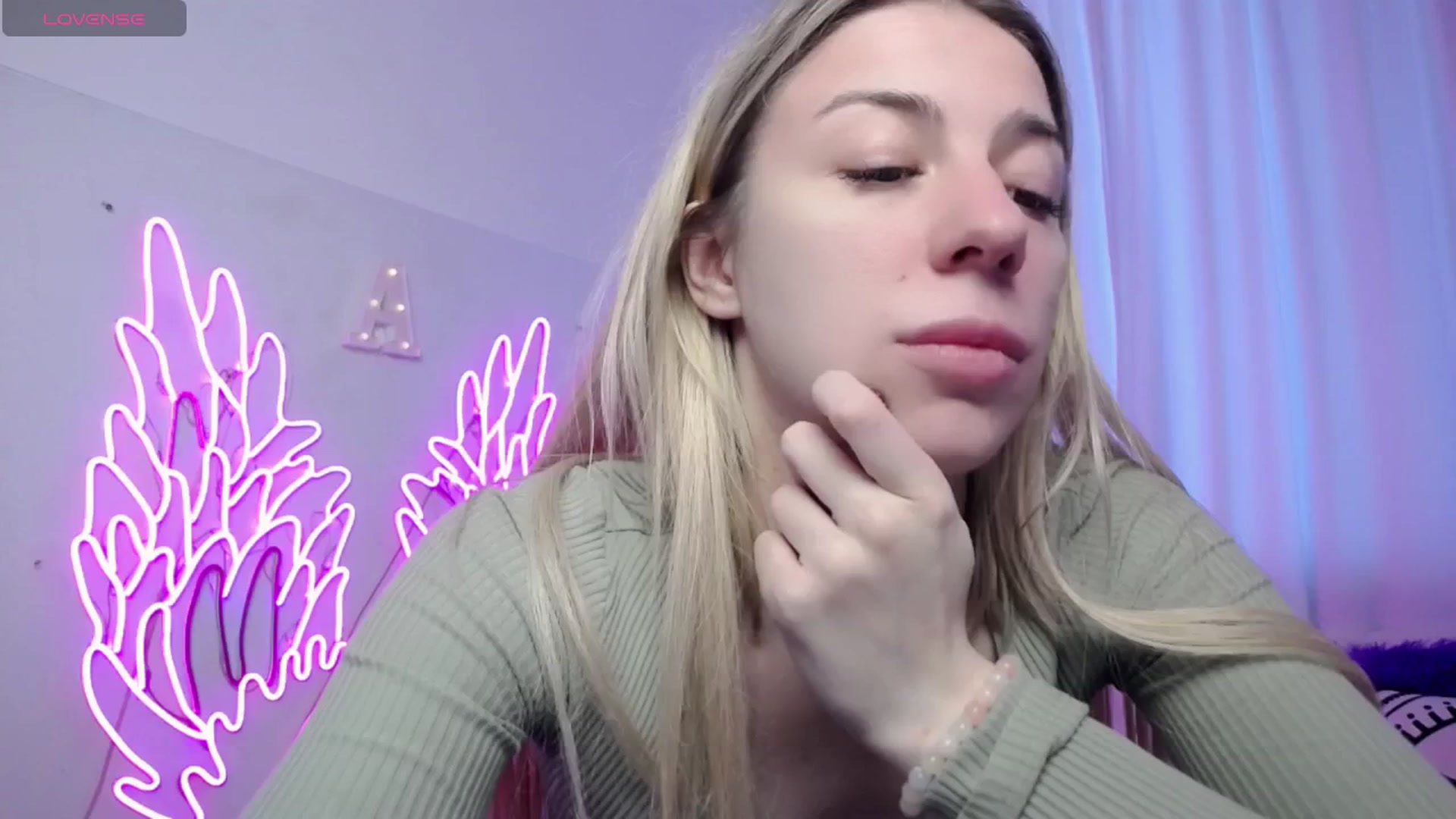 Gallery image thumbnail from AlinaBlank's myfreecams stream on, 08/03/2025, 10:25 image 10 of 20