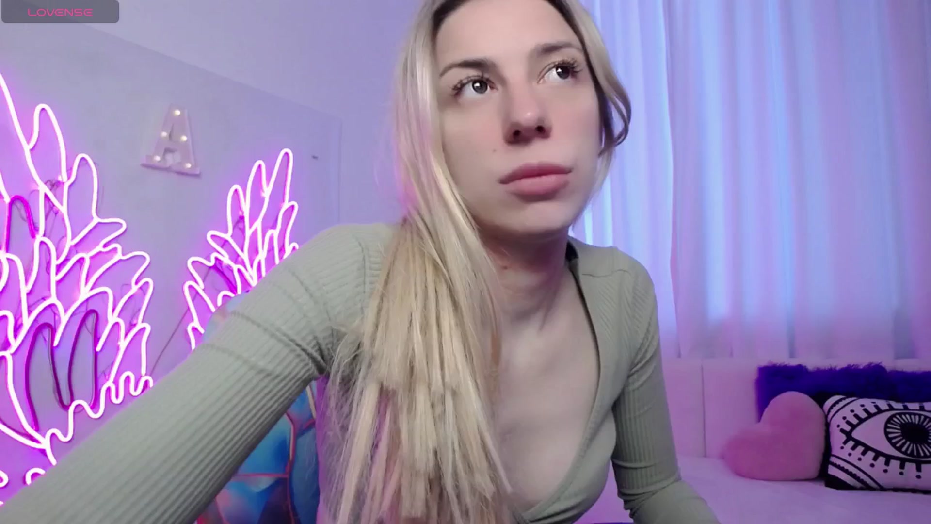 Gallery image thumbnail from AlinaBlank's myfreecams stream on, 08/03/2025, 10:25 image 17 of 20
