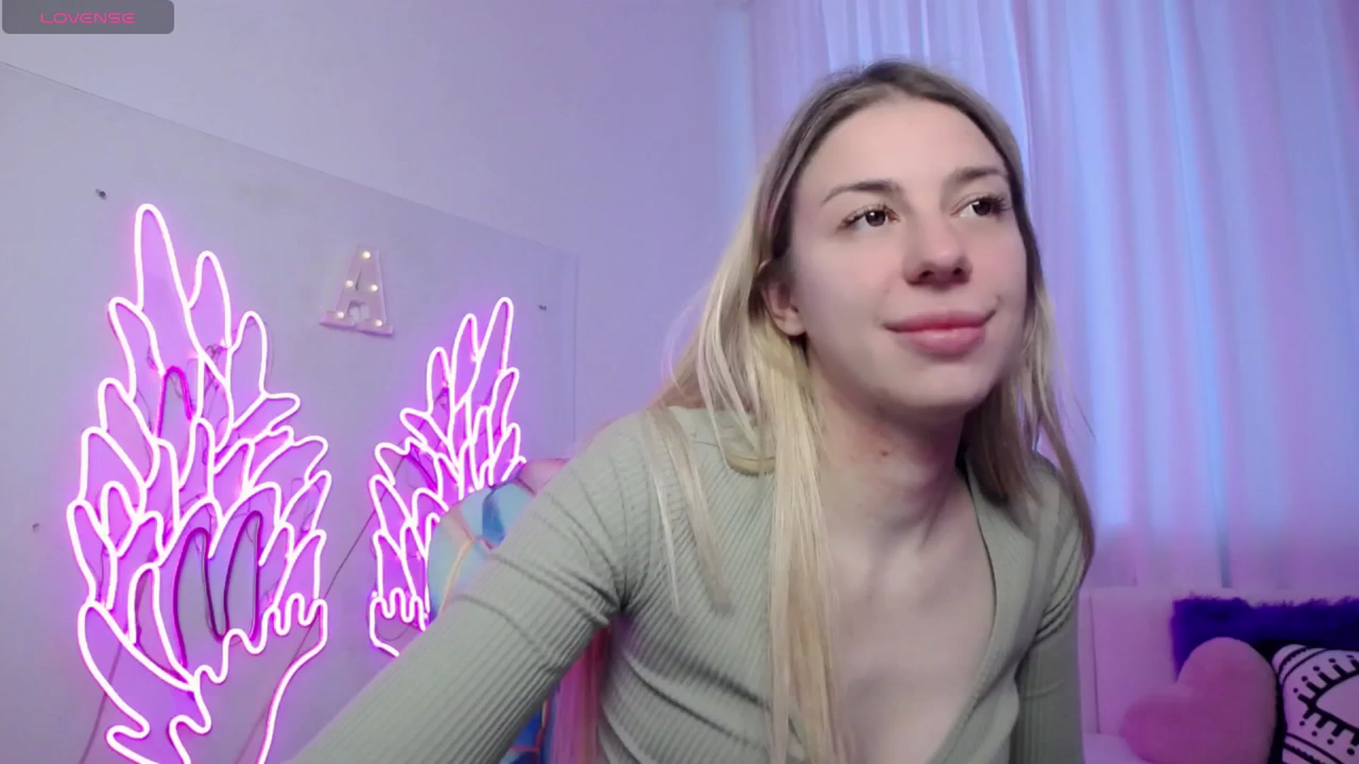 Gallery image thumbnail from AlinaBlank's myfreecams stream on, 08/03/2025, 10:25 image 9 of 20