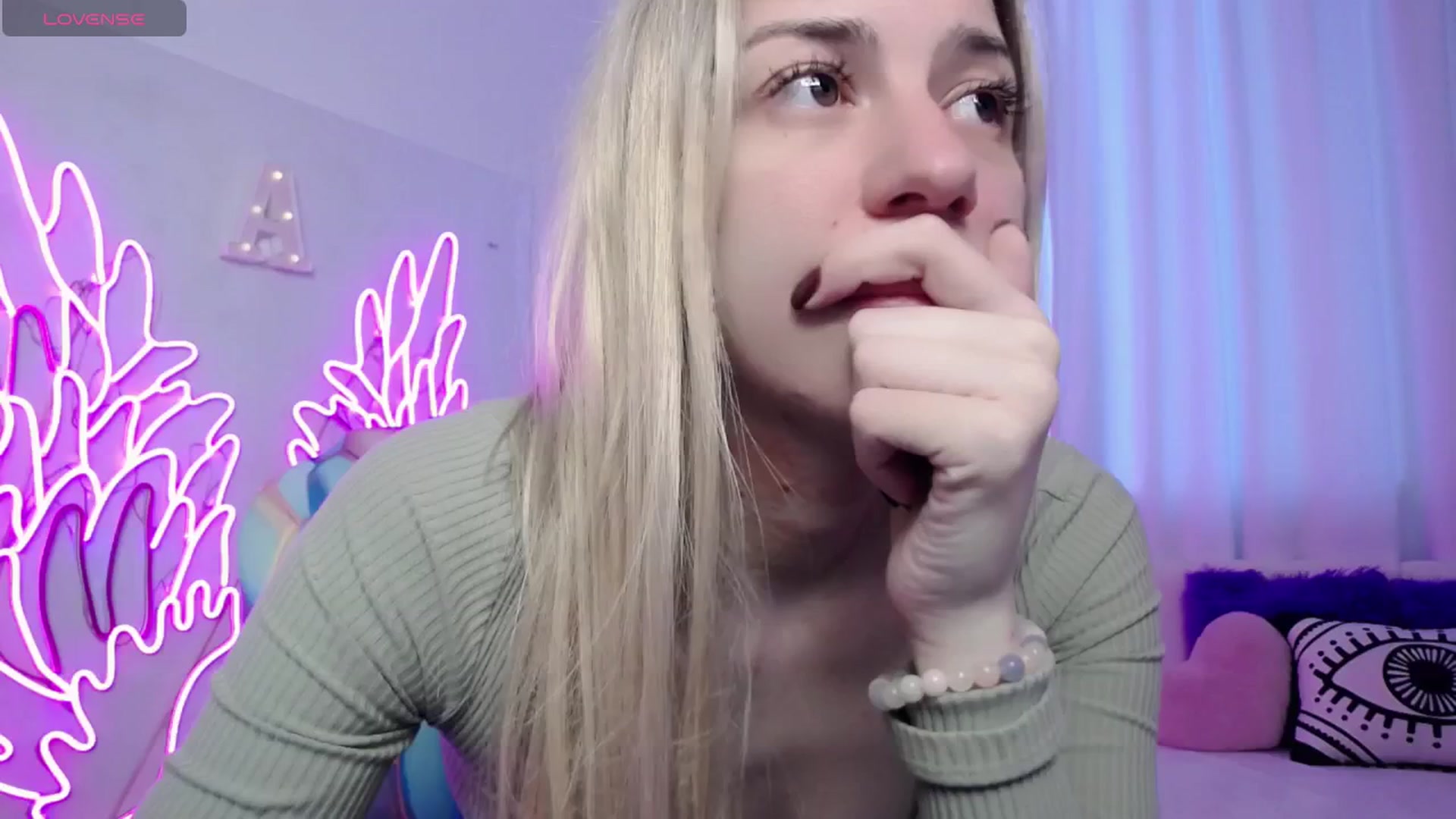 Gallery image thumbnail from AlinaBlank's myfreecams stream on, 08/03/2025, 10:25 image 19 of 20