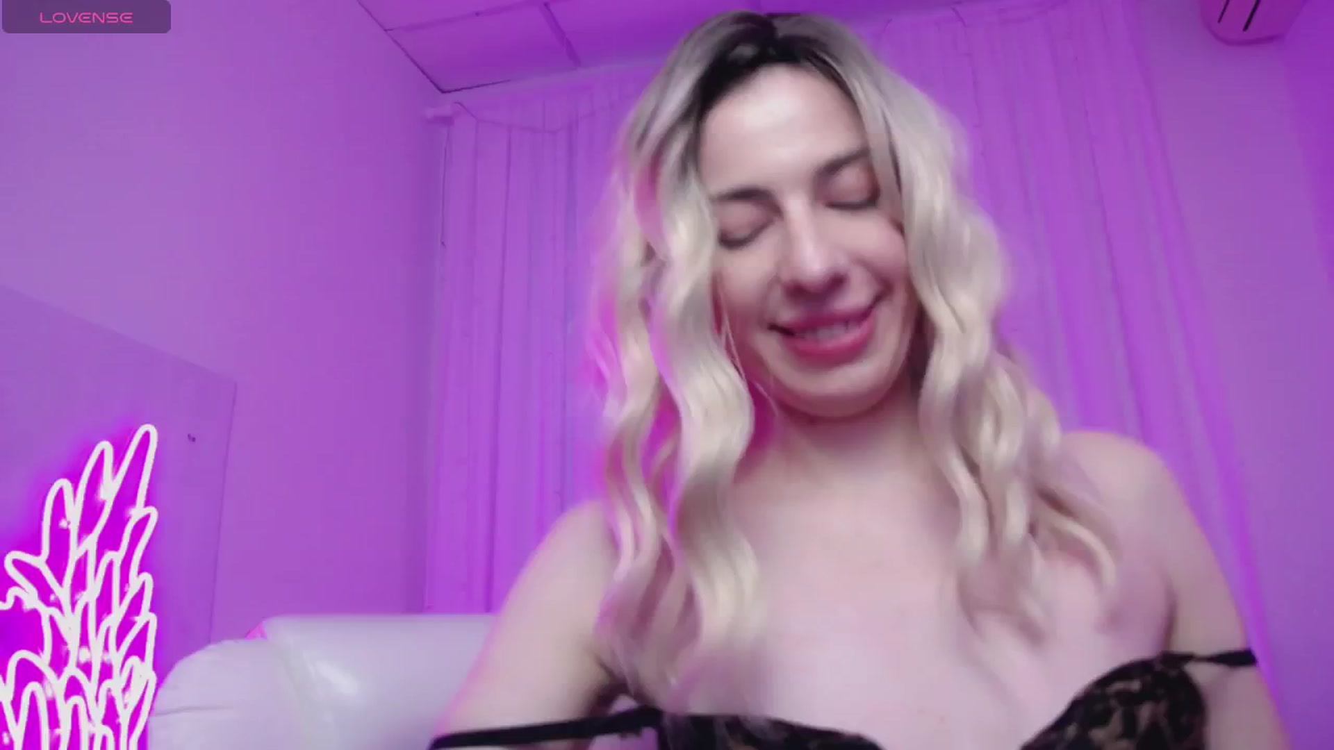 Gallery image thumbnail from AlinaBlank's myfreecams stream on, 12/23/2025, 14:10 image 1 of 20