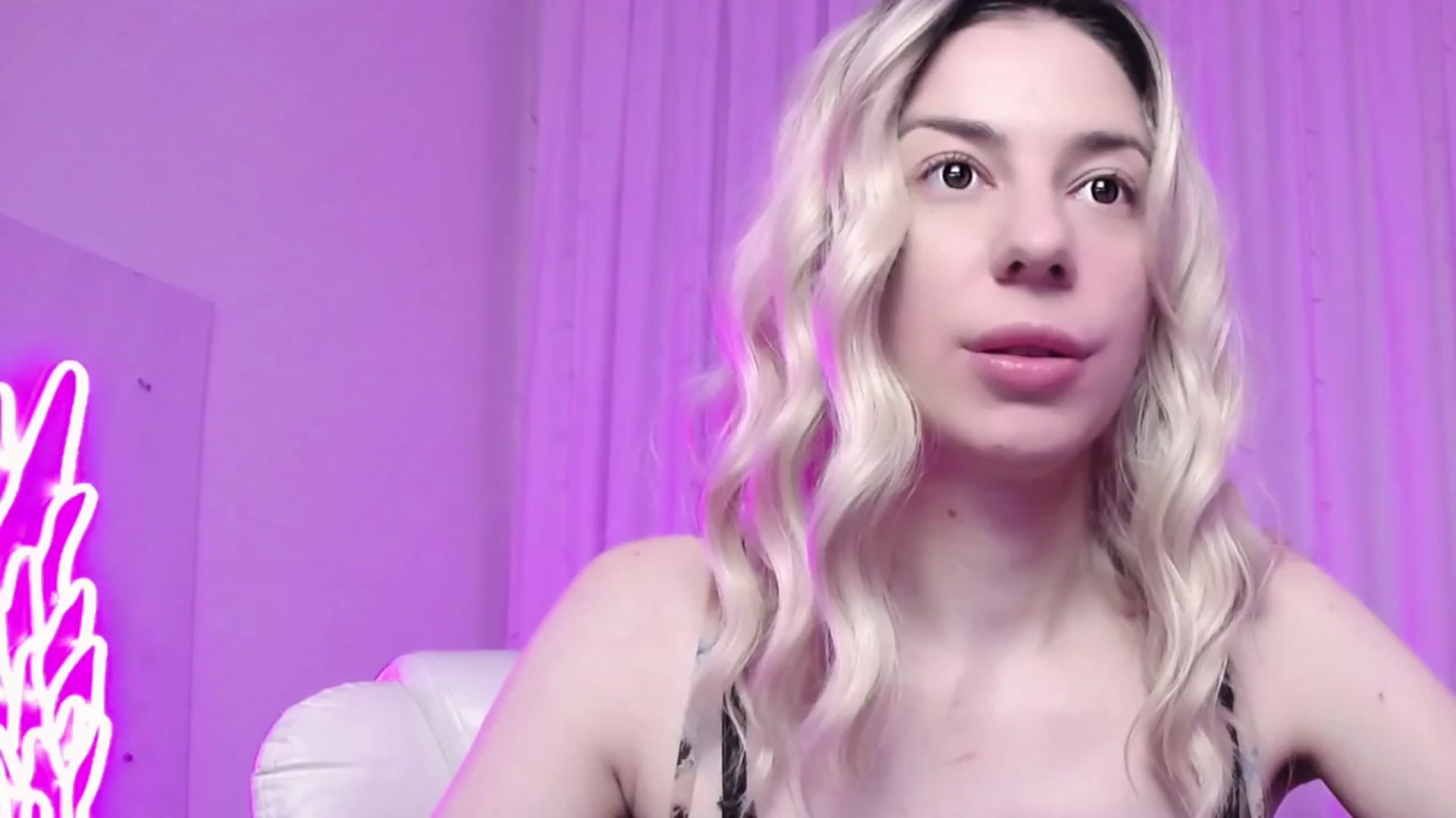 Gallery image thumbnail from AlinaBlank's myfreecams stream on, 12/23/2025, 15:50 image 4 of 20