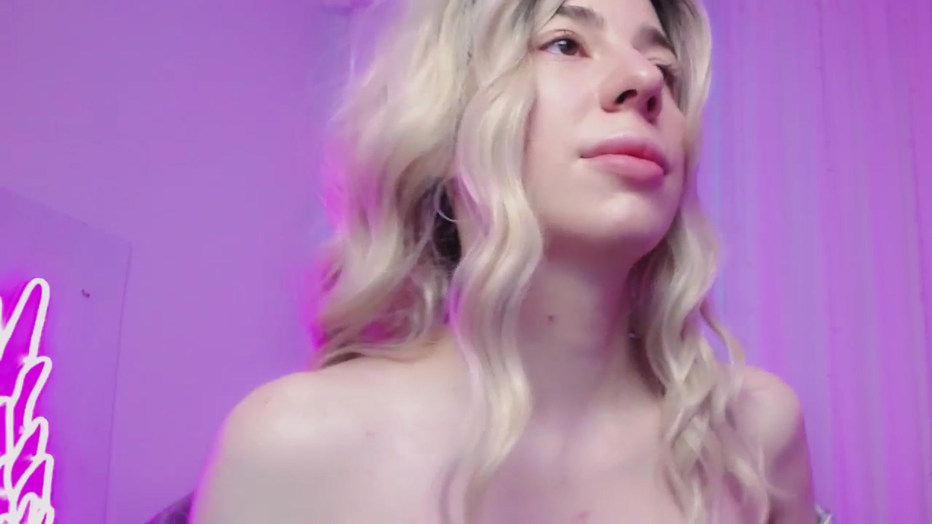 Gallery image thumbnail from AlinaBlank's myfreecams stream on, 12/24/2025, 10:53 image 14 of 20