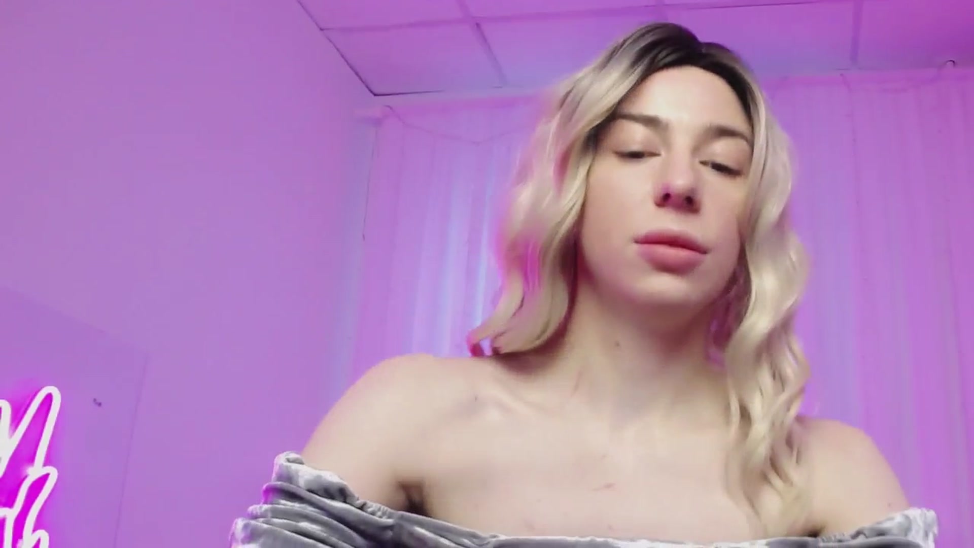 Gallery image thumbnail from AlinaBlank's myfreecams stream on, 12/24/2025, 10:53 image 15 of 20