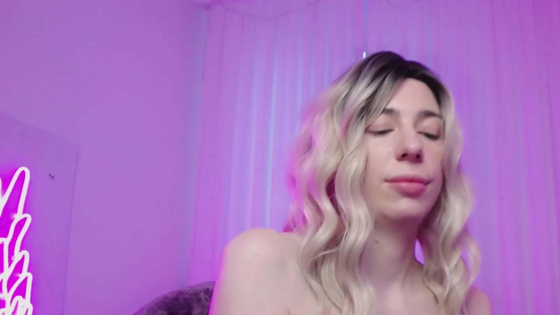 Gallery image thumbnail from AlinaBlank's myfreecams stream on, 12/24/2025, 10:53 image 13 of 20