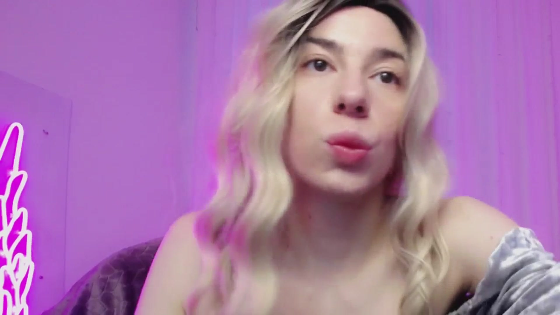 Gallery image thumbnail from AlinaBlank's myfreecams stream on, 12/24/2025, 10:53 image 5 of 20