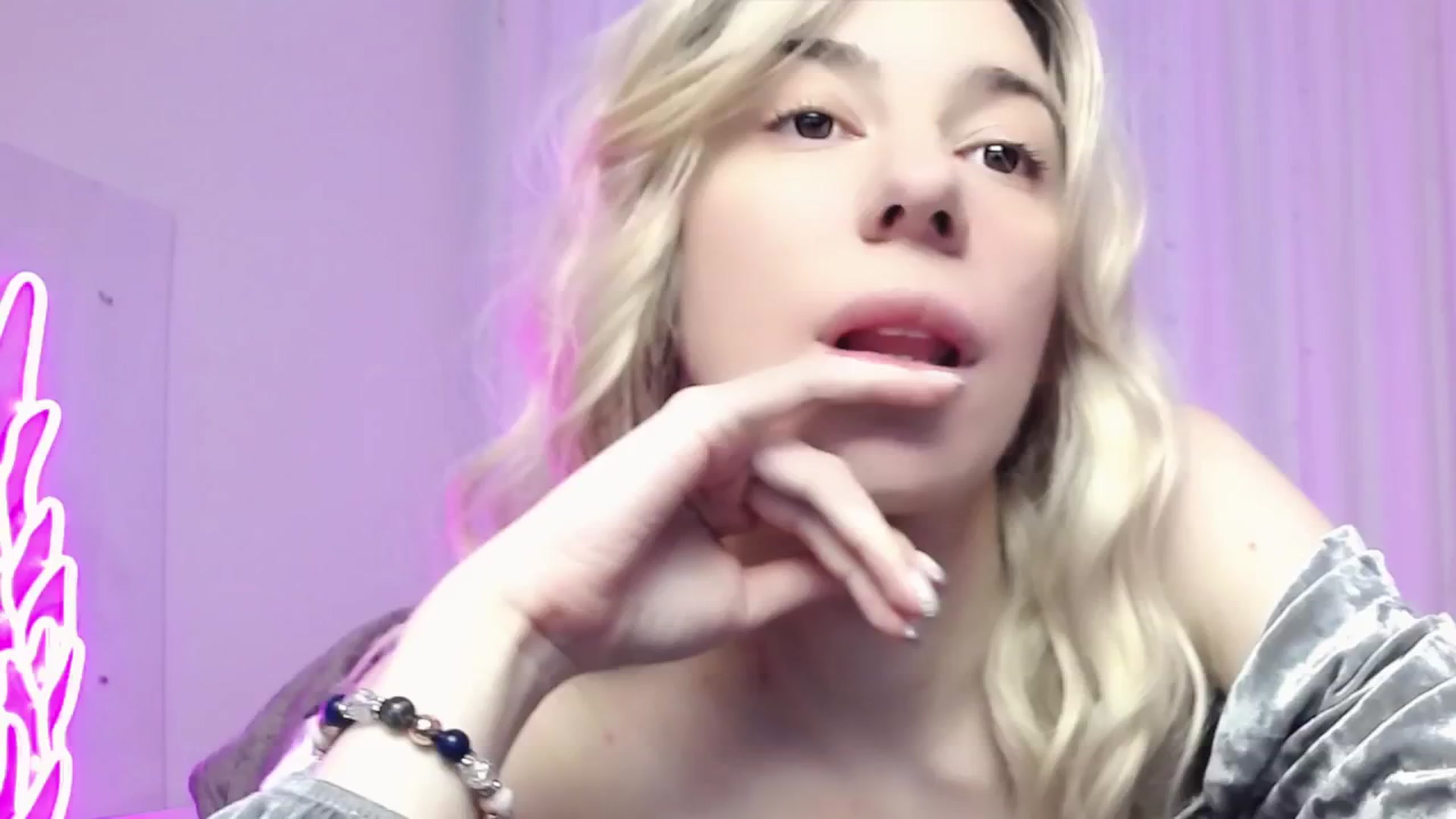 Gallery image thumbnail from AlinaBlank's myfreecams stream on, 12/24/2025, 12:06 image 17 of 20