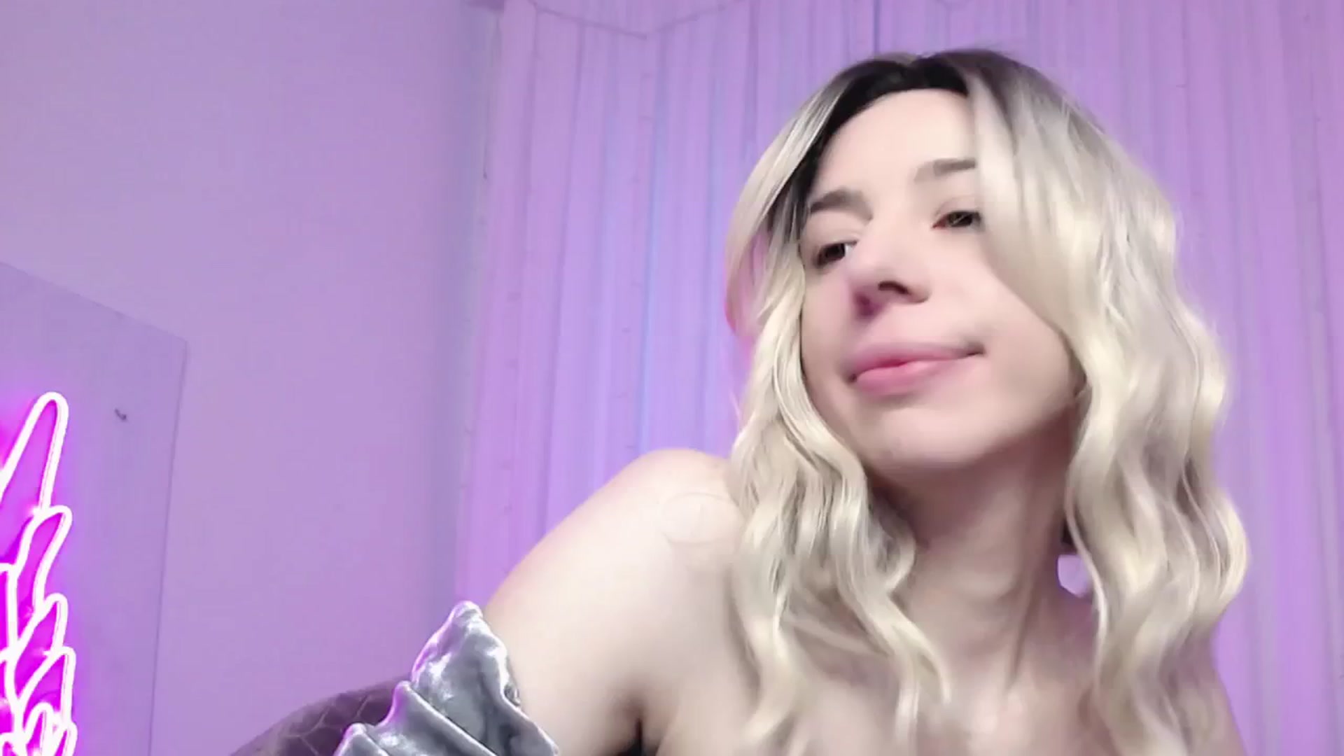 Gallery image thumbnail from AlinaBlank's myfreecams stream on, 12/24/2025, 12:29 image 2 of 20