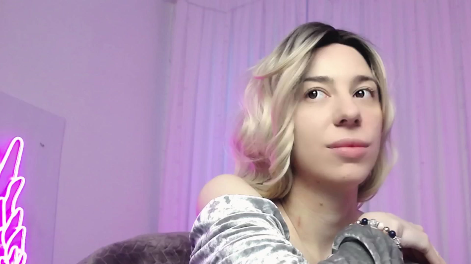 Gallery image thumbnail from AlinaBlank's myfreecams stream on, 12/24/2025, 12:29 image 4 of 20
