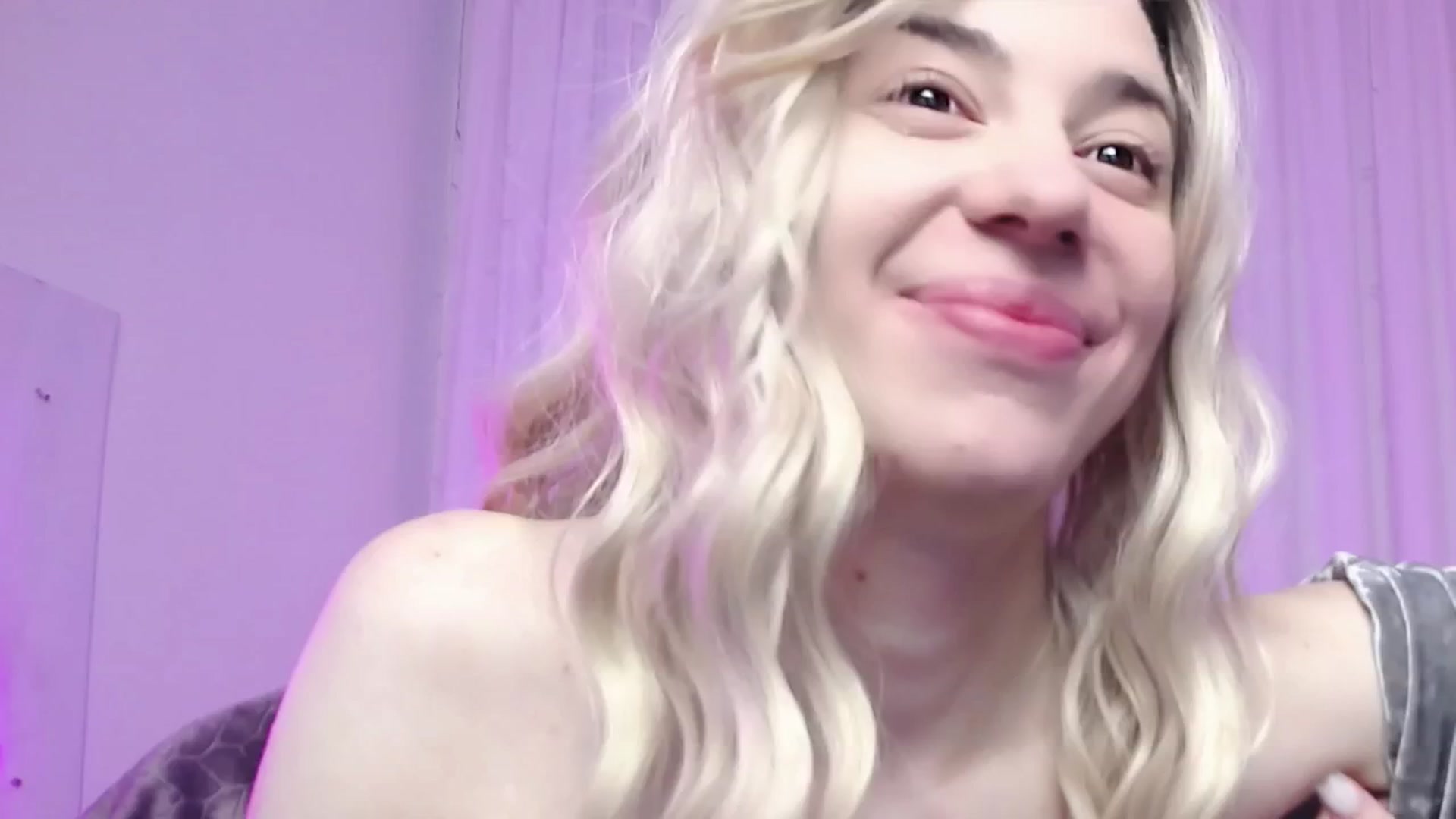 Gallery image thumbnail from AlinaBlank's myfreecams stream on, 12/24/2025, 14:18 image 14 of 20
