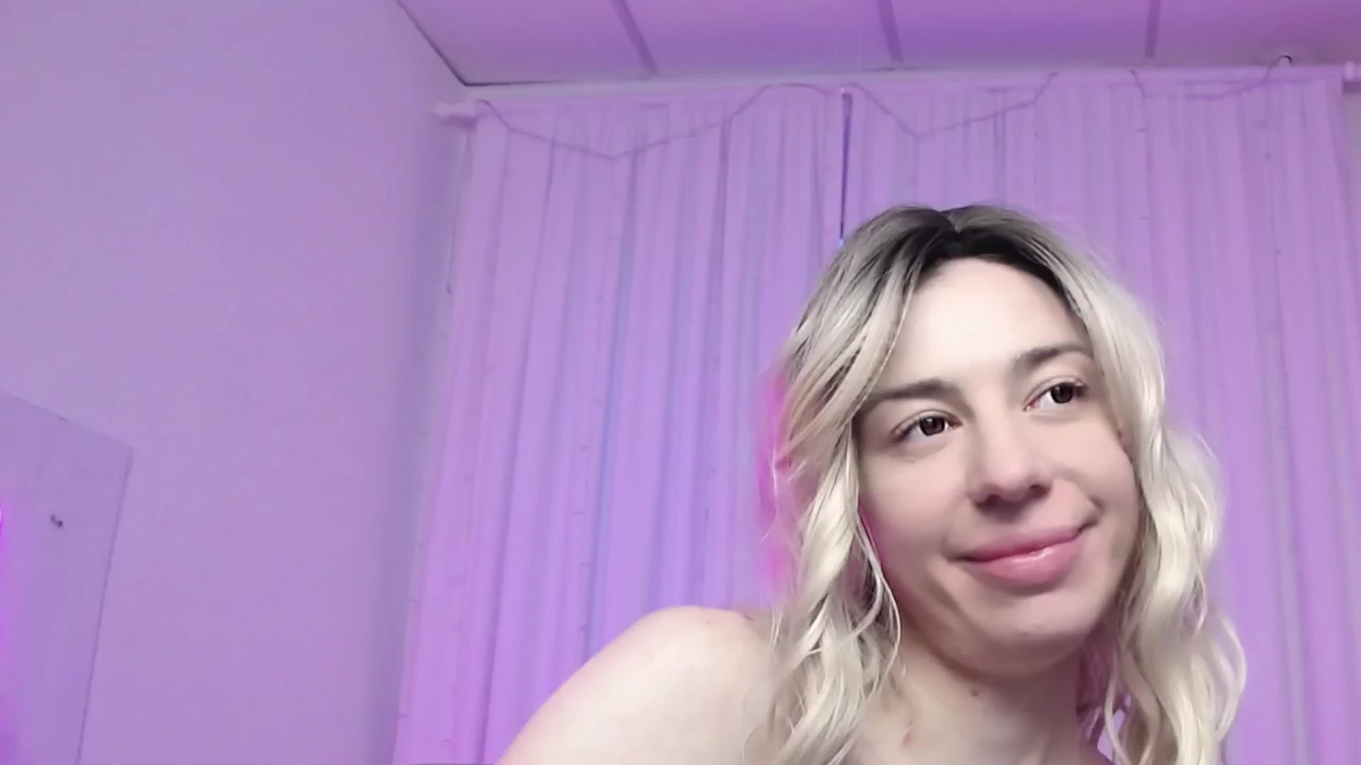Gallery image thumbnail from AlinaBlank's myfreecams stream on, 12/24/2025, 14:18 image 6 of 20