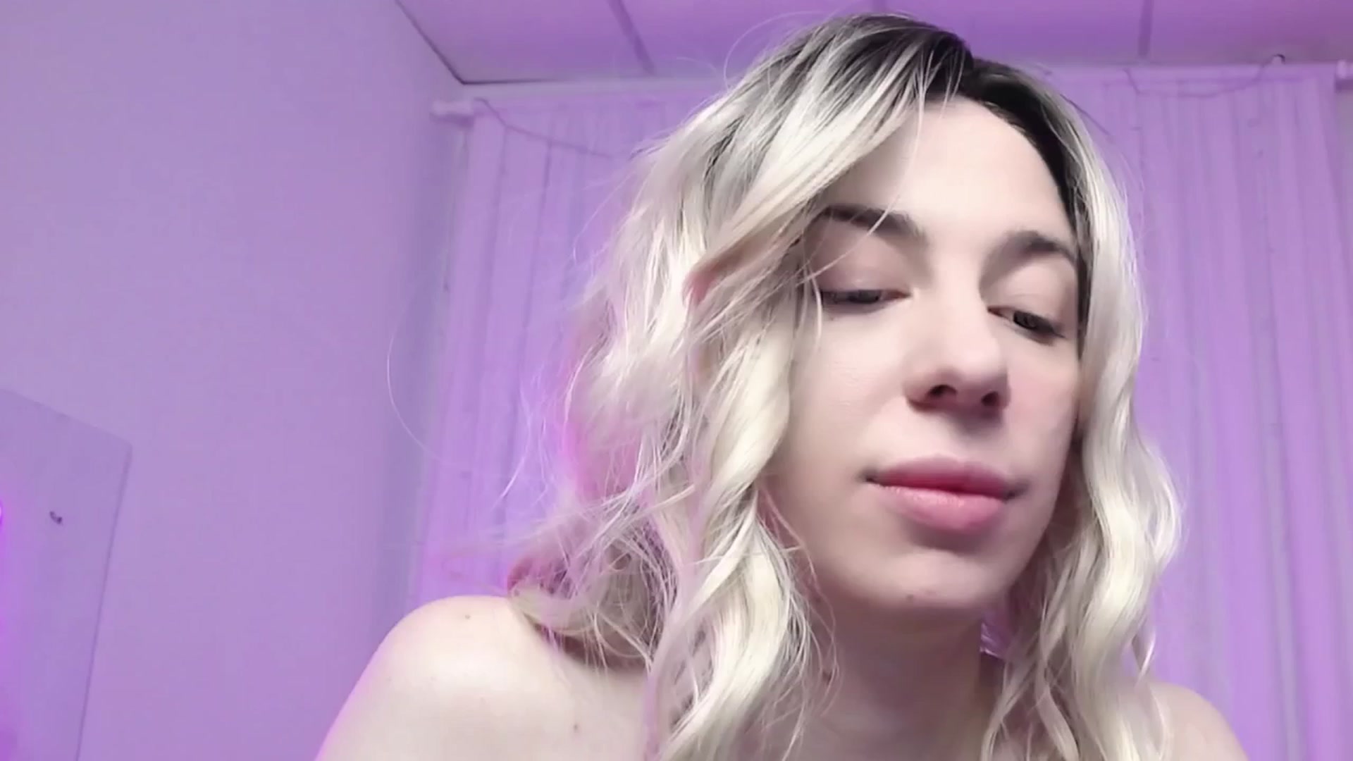 Gallery image thumbnail from AlinaBlank's myfreecams stream on, 12/24/2025, 14:18 image 5 of 20