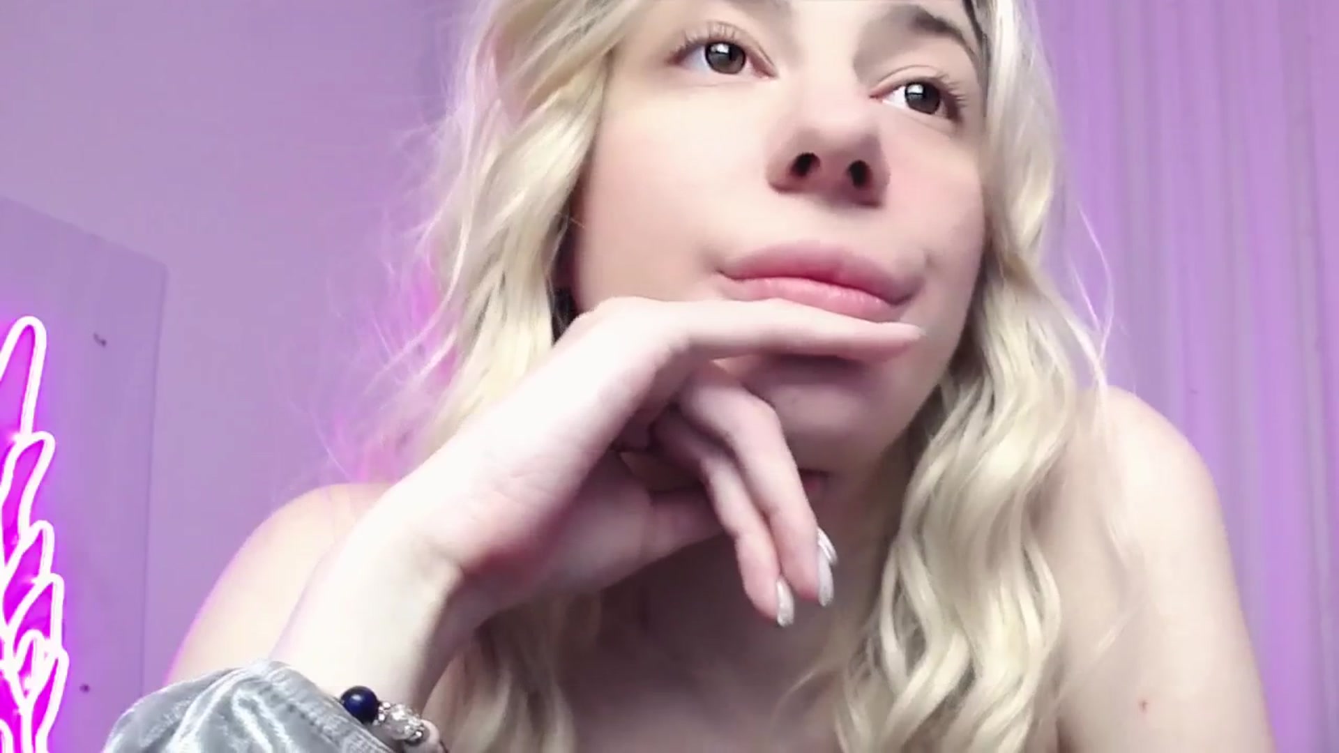 Gallery image thumbnail from AlinaBlank's myfreecams stream on, 12/24/2025, 15:56 image 4 of 20