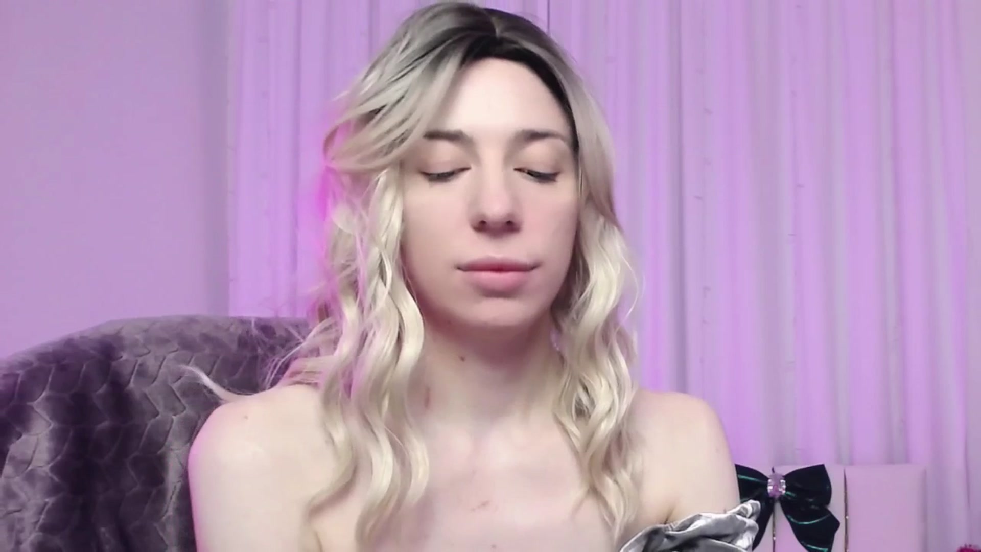 Gallery image thumbnail from AlinaBlank's myfreecams stream on, 12/24/2025, 15:56 image 14 of 20