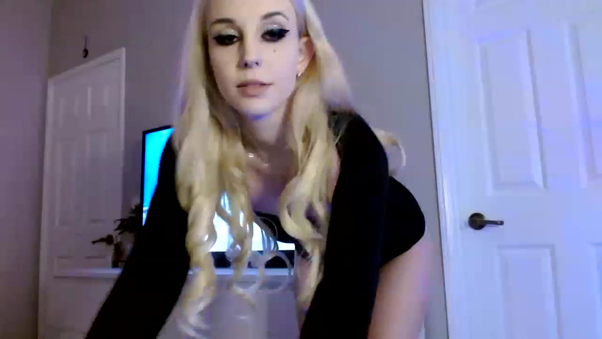 Gallery image thumbnail from AlinaDelaney's myfreecams stream on, 03/24/2023, 21:27 image 14 of 20