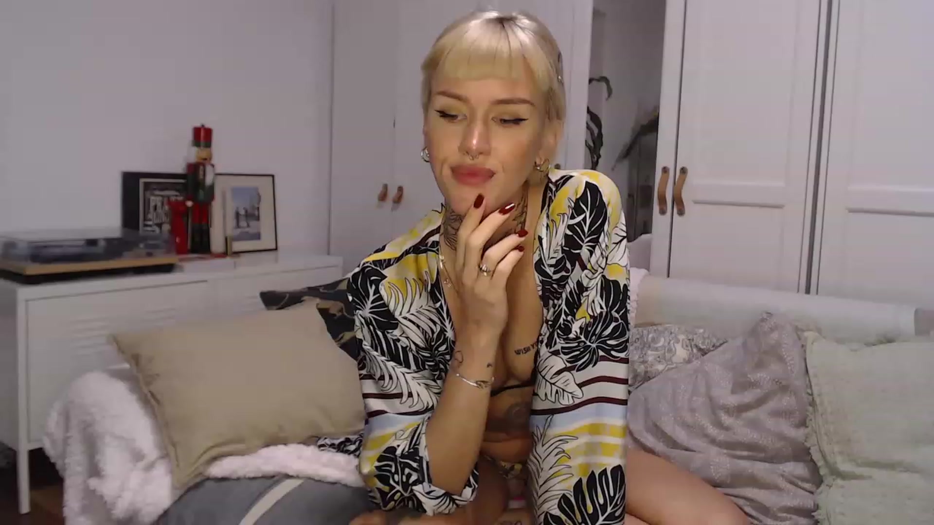 Gallery image thumbnail from AlinaDragon's myfreecams stream on, 01/02/2023, 07:19 image 17 of 20